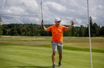 Janne Pahkala vei niukasti liiton ensimmäisen golfmestaruuden. Lajin leppoisassa tunnelmassa on helppo rentoutua.