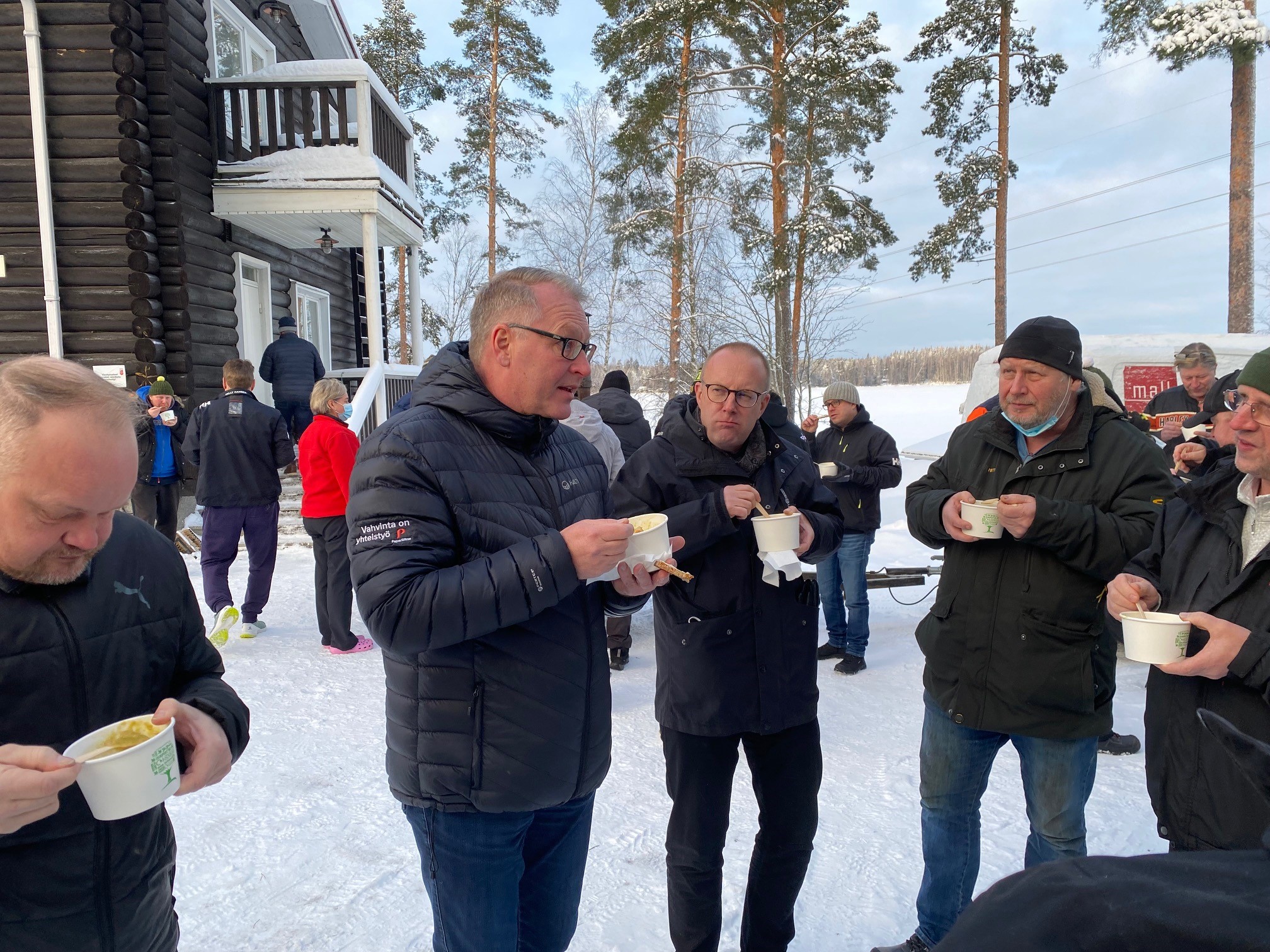 Puheenjohtajat Petri Vanhala Paperiliitosta ja Jarkko Eloranta SAK:sta söivät rokkaa UPM:n työntekijöiden kanssa.