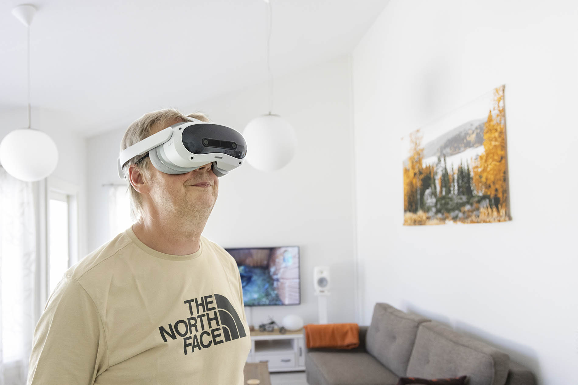 Telkkarista tulee suora lähetys Pekka Kanervon pihapuusta. Sinitiaisen poikaset tekevät kohta lähtöä koti­pöntöstä.
Tekniikalla voi tehdä monenlaista hyvää. Pekka Kanervo tekee vapaaehtoistyönä luontovideoita Huimaus- ja Meniere-liitolle. VR-laseilla katsottavat videot antavat luonto­kokemuksia esimerkiksi vanhuksille.
