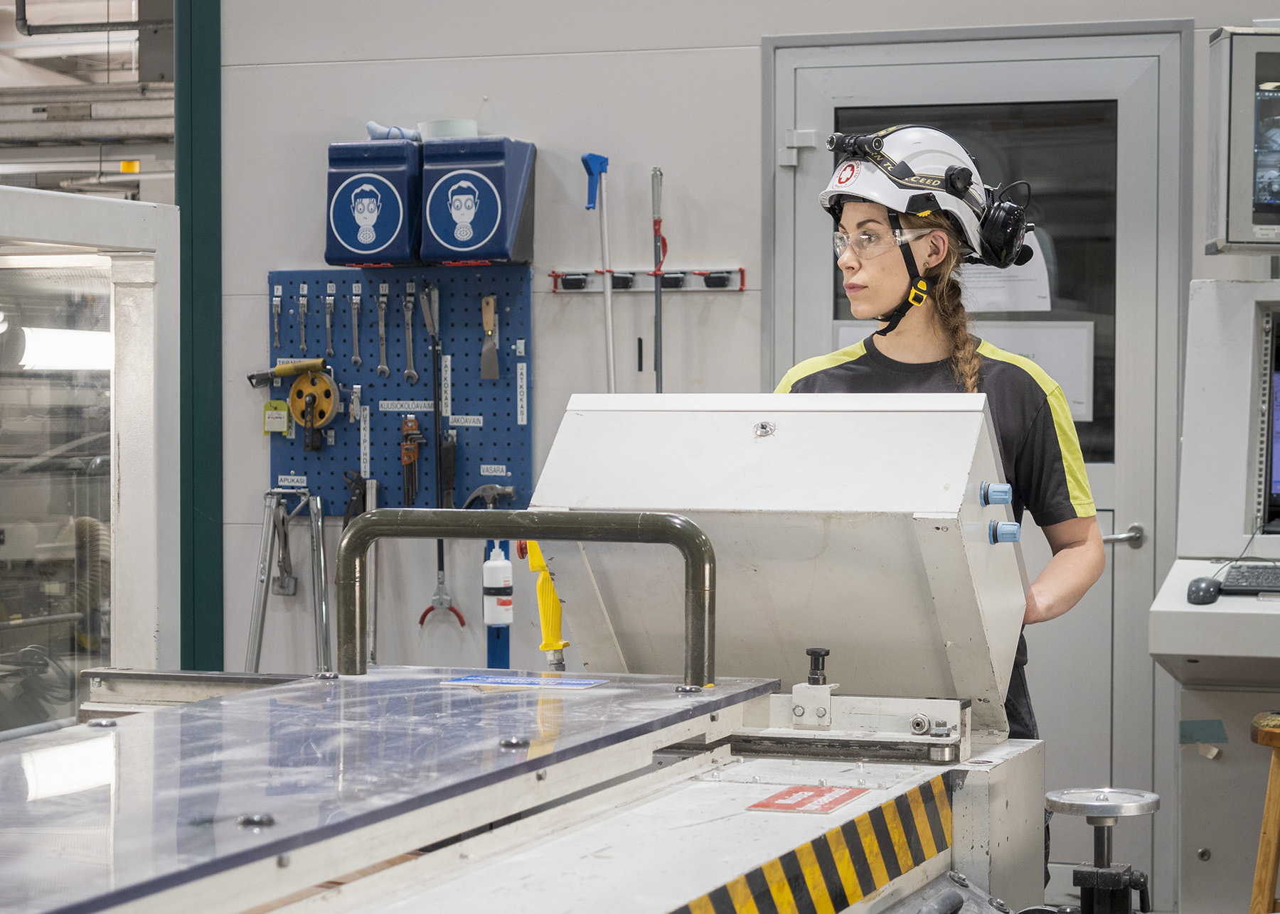 Ammattiosasto 13:n Tiina Suuronen työskentelee Metsä Boardin Äänekosken tehtaalla arkkileikkurioperaattorina ja vuorolastaajana.
