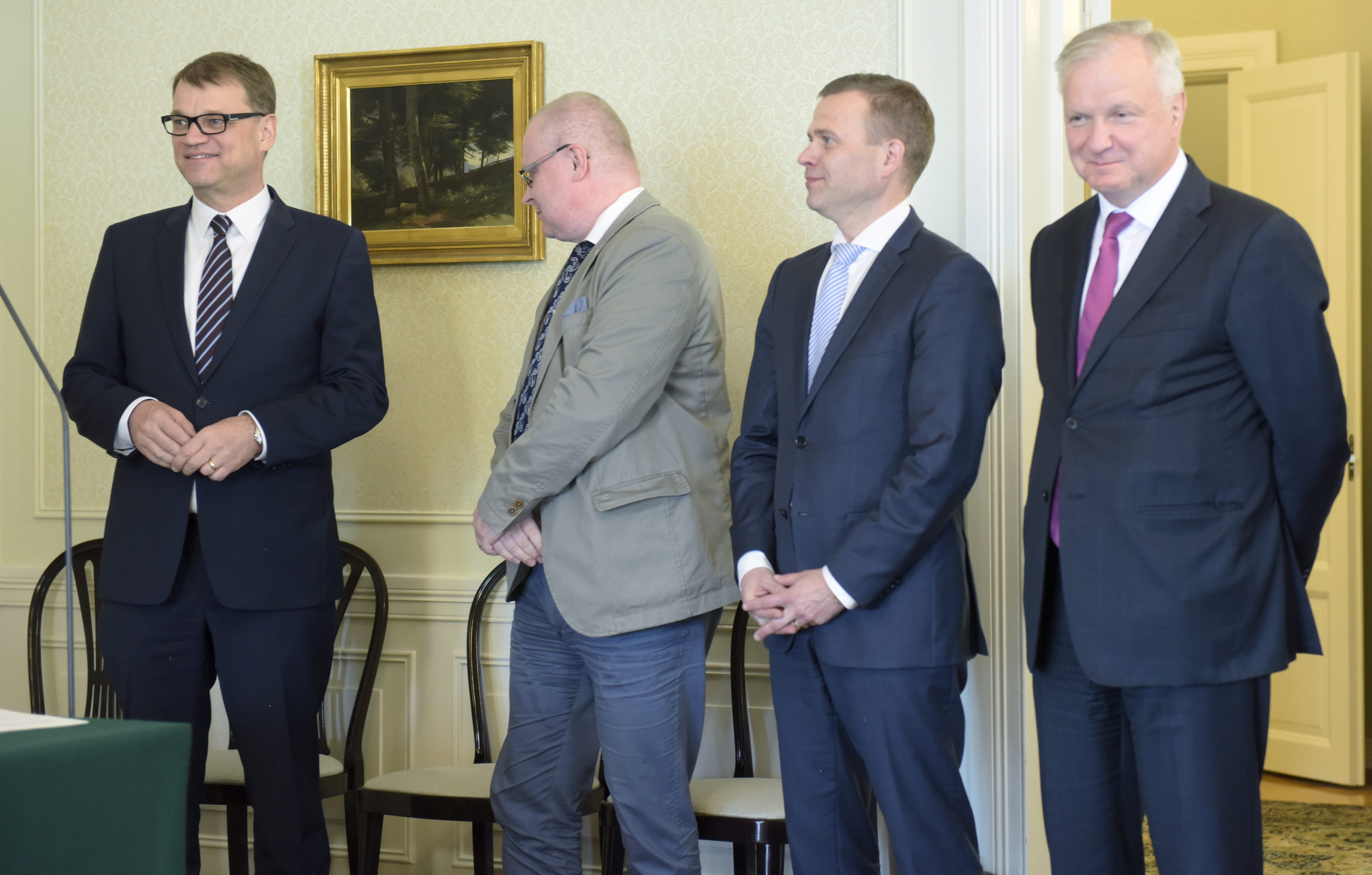 Pääministeri Juha Sipilä, oikeus- ja työministeri Jari Lindström, sisäministeri Petteri Orpo ja elinkeinoministeri Olli Rehn juttelivat kesällä 2016 hallituksen ja työmarkkinajärjestöjen allekirjoittaessa kilpailukykysopimusta.