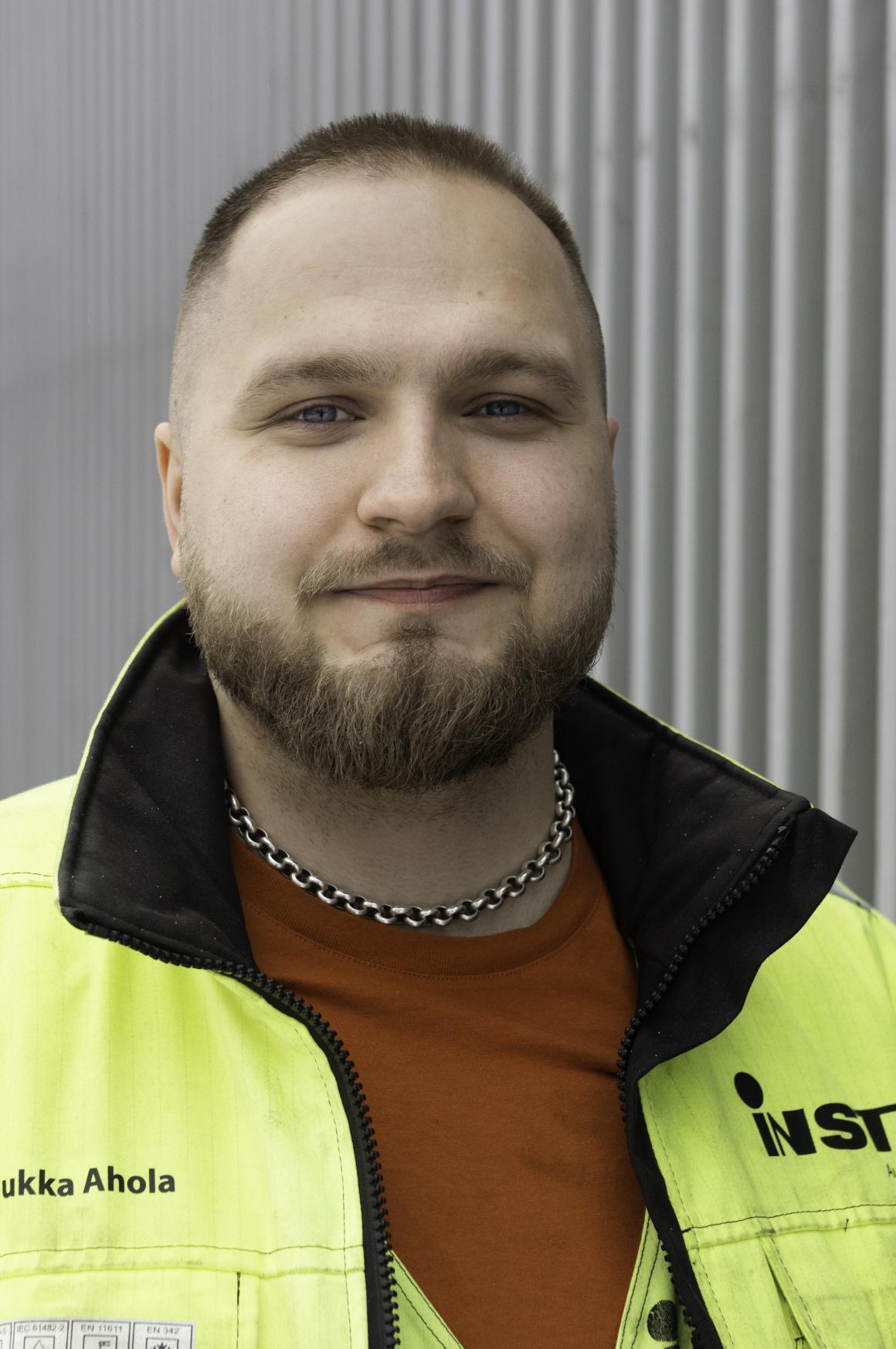 Tuukka Ahola on käynninvarmistaja Insta Automationilla DS Smithin tehtaalla Tampereen Lielahdessa.