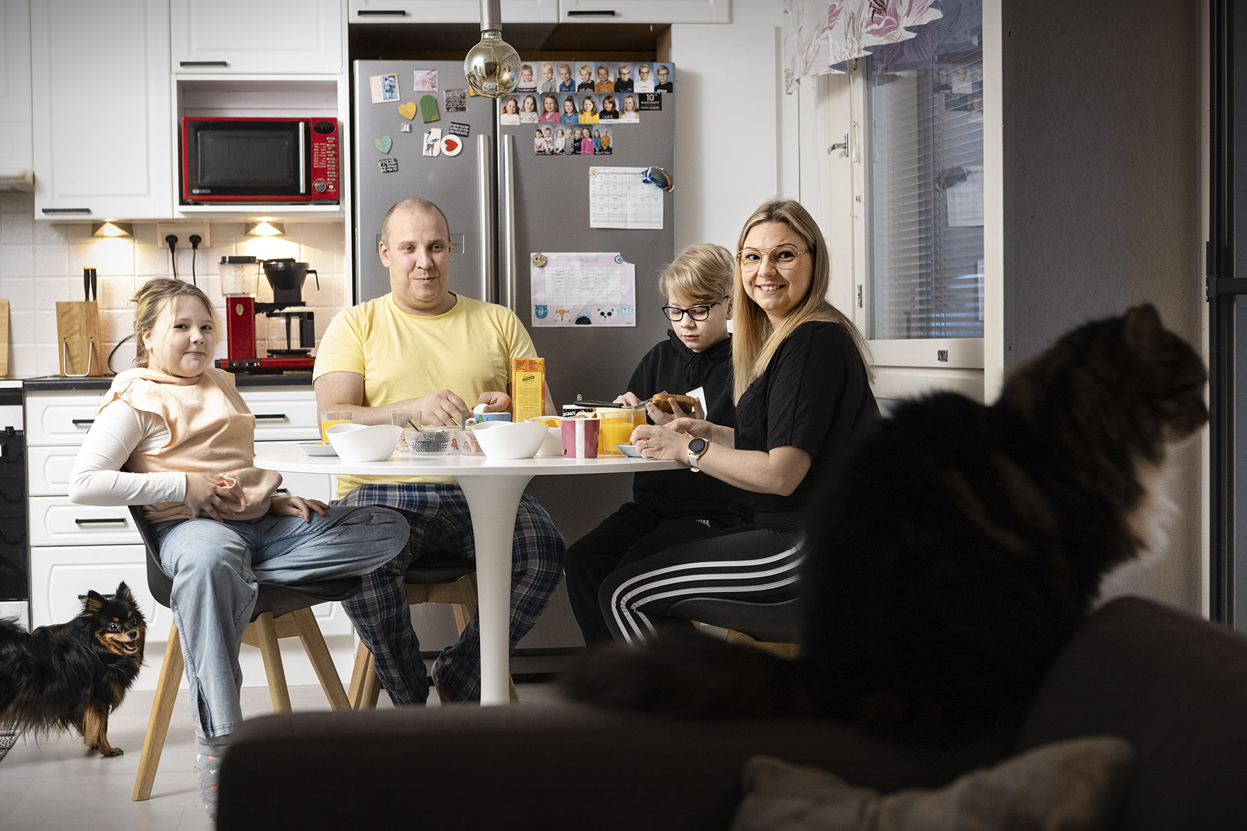 Minea, Matti, Joona ja Jenni nauttivat, kun saavat istua yhdessä rauhallisella aamiaisella.