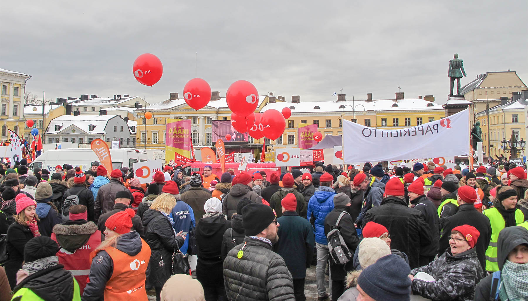 On aika täyttää tori. Vuonna 2018 paperiliittolaiset olivat paikalla punaisissa pipoissaan. Lähde mukaan torstaina 1. helmikuuta kello 12–14 Helsingin Senaatintorille.