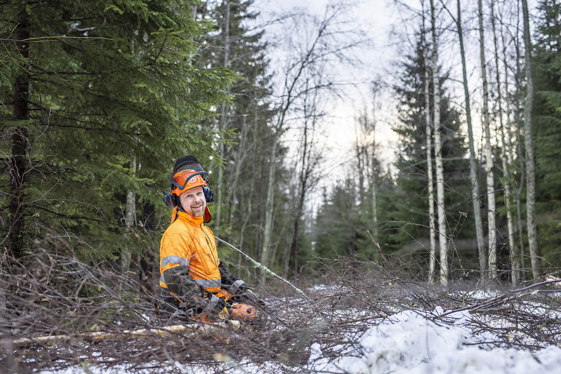 Mari Karhu pohtii, että suomalaisilla on usein tapana pitää kynttilää vakan alla. – Meissä on paljolti sisäänajettuna, äidinmaidossa, asenne, että ei saisi hirveästi näkyä ja kuulua. Tosioptimistisuus saattaa välillä näkyä ja kuuluakin, hän sanoo. 
Jukka Sinkkosen optimistiseen elämänasenteeseen sisältyy uskoa omiin kykyihin. – Aina voi katsoa, mihin rahkeet riittävät ja mihin ei. Suuri osa asioista on ihmisen tekemiä, ei siinä helposti tule ylipääsemätöntä tilannetta, hän sanoo. 
Jukka  Sinkkosen mukaan optimismi ei ole sitä, että vain toivoo hyviä asioita. Jos tulee vastoinkäymisiä tai joku aiheuttaa närää, on myös valittaminen turhaa energian tuhlausta. – Se ei muuta tilannetta ja jos et mitään tee, mikään ei muutu, sanoo Sinkkonen.