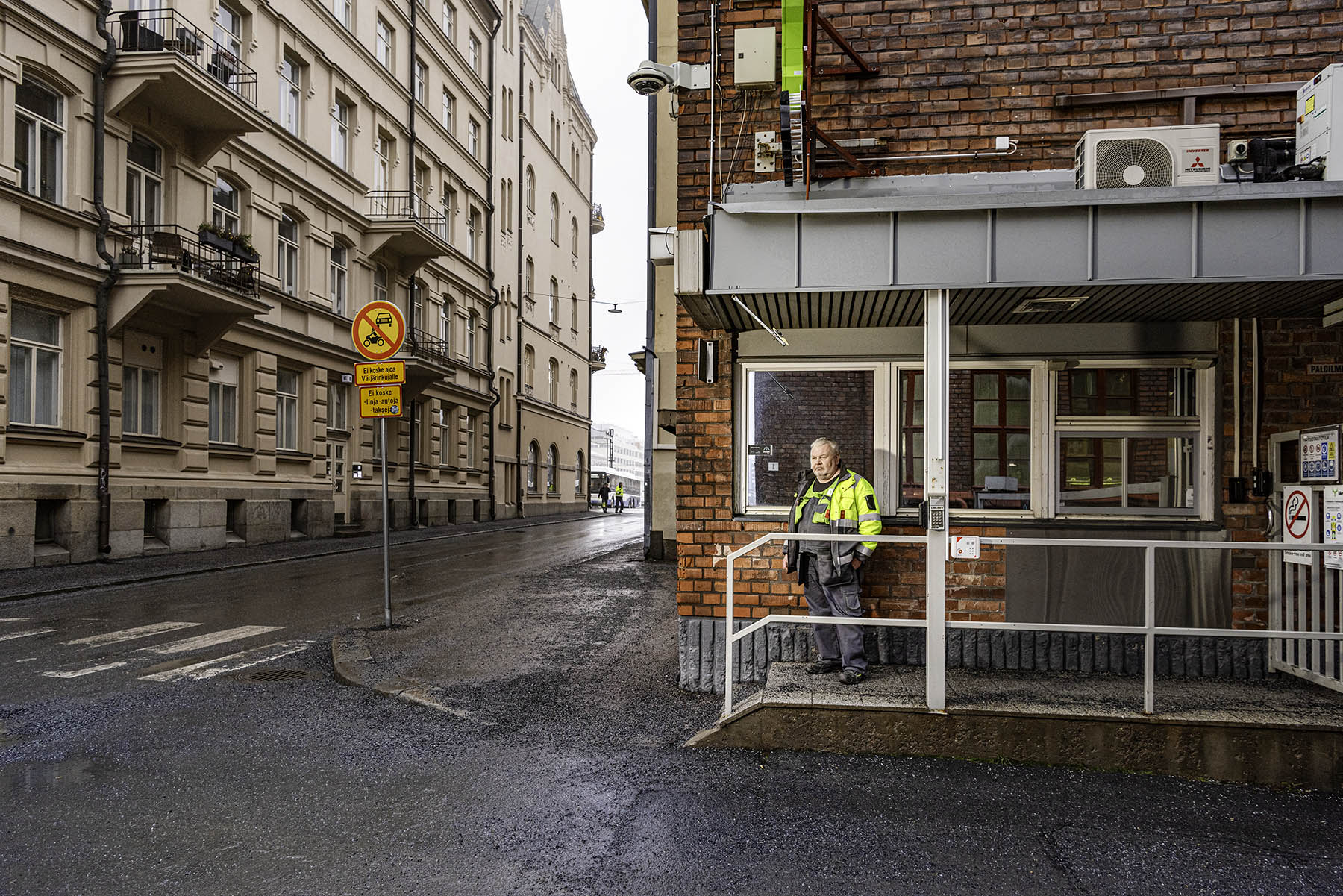 Tehdas keskellä kaupunkia. Pääluottamushenkilö Juha Ruoranen kuvattiin Takon portilla Tampereella.