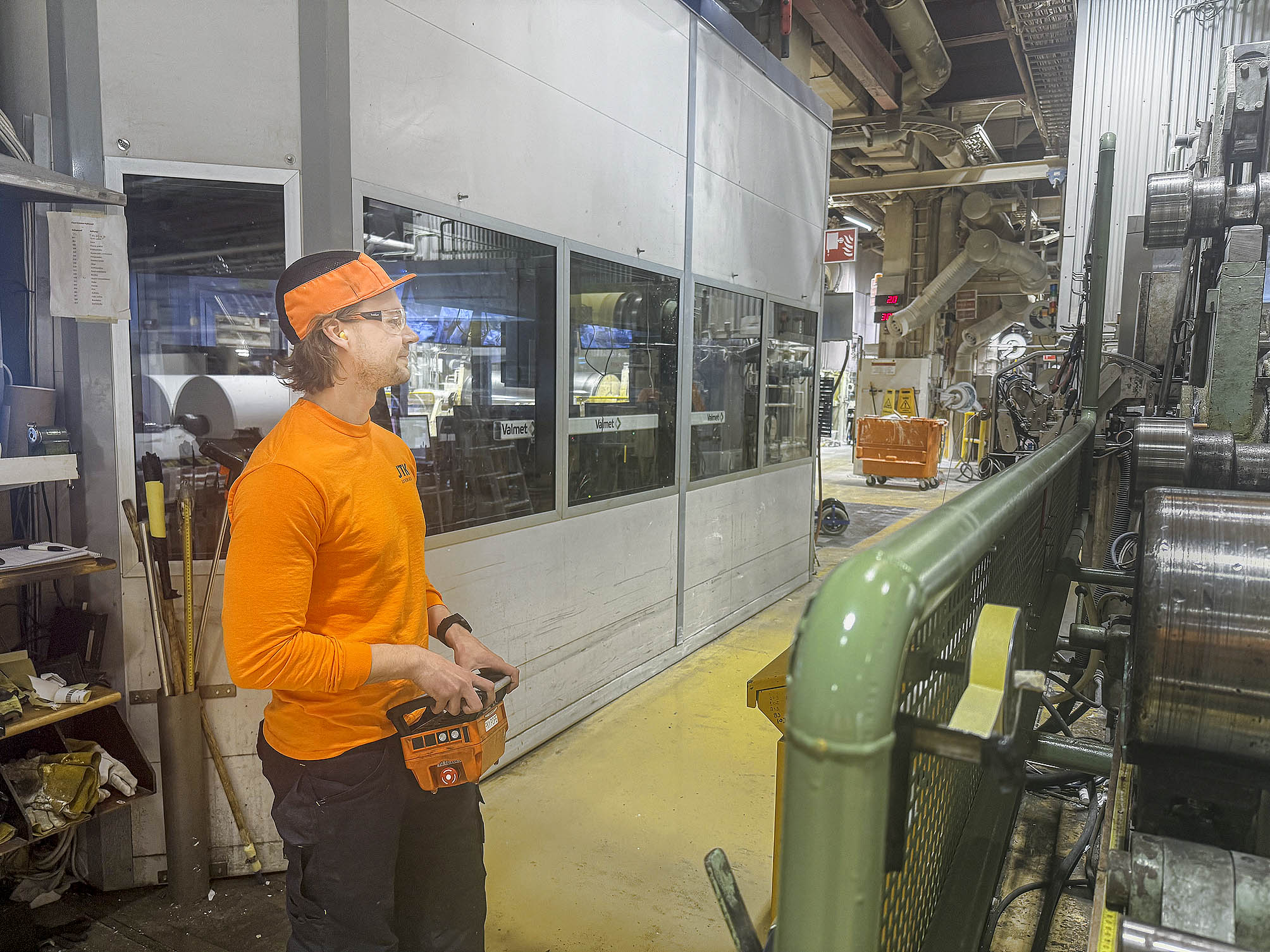 Niko Iso-Ilomäki on innoissaan työstä paperitehtaassa. – On mahtavaa, että minulle on tarjottu siihen mahdollisuus. Kun näin kylmiltään tulee paperi­prosessiin mukaan, oppimista ja haasteita riittää, hän sanoo.