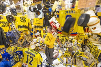 Marko Mustikaisen autotalli on omistettu Saimaan Pallolle. Hänen kokoelmansa on ällistyttävä.