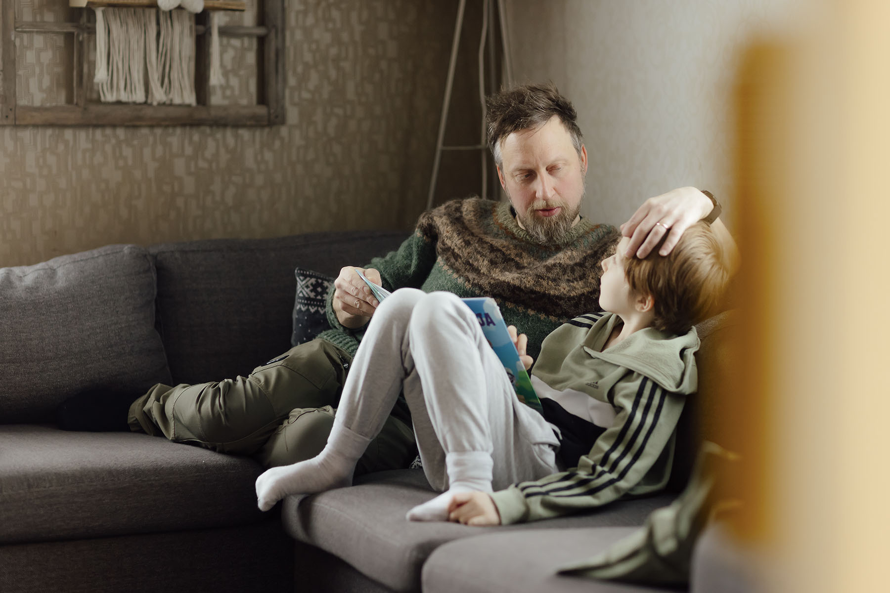 – Tulen tyytyväisenä töistä kotiin. Voi nostaa hattua, että työnantaja tarjoaa tällaisia mahdollisuuksia, sanoo UPM:n Jämsänkosken tehtaalla työskentelevä Mikko Hakala, joka pääsi äskettäin palaamaan prosessityöstä takaisin  ̓omalle alalleen̓ vuorokunnossapitoon. Oliver tekee mielellään läksyjä isän kanssa.