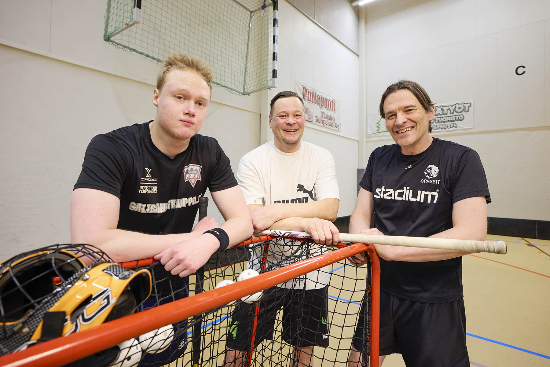 Treeneissä ei varsinaisesti harjoitella, vaan pelataan. Ennen turnauksia käydään vähän läpi tilanteita ja taktiikkaa. Eturivi vasemmalta: Matti Lähteenkorva, Antti Äijälä, Timo Sarajärvi, Antti Holmala ja Marko Viljakka. Takarivi vasemmalta:  Eemeli Joensivu, Janne Vatajaniemi, Risto Pääkkö, Eetu Lähteenmäki, Ilari Haapasalo, Jeremi Poikkimäki, Lauri Halme ja Kalle Kirmo.
Eemeli Joensivu, Janne Vatajaniemi ja Risto Pääkkö ovat salibandytreenien vakiokävijöitä.