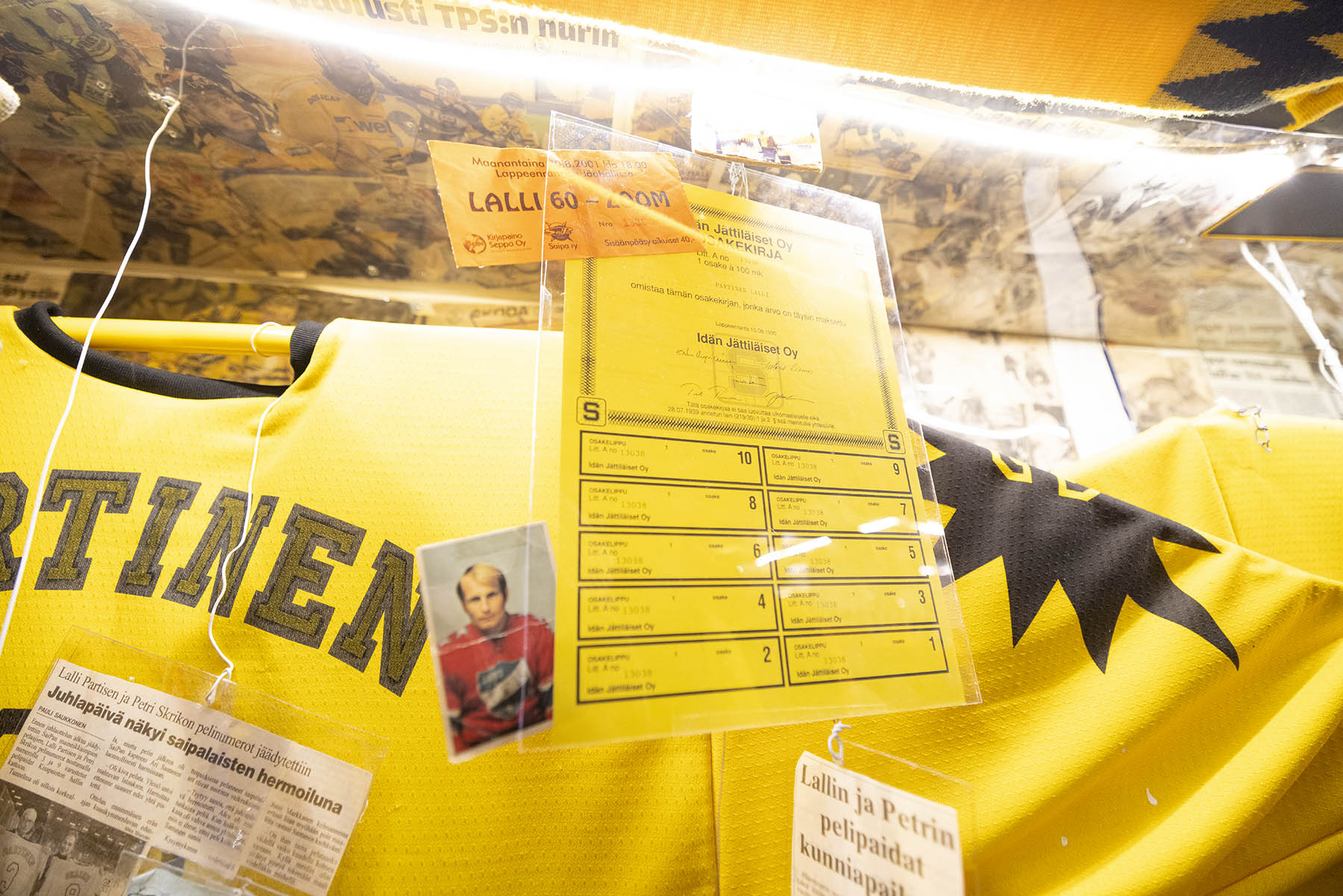 – Tykkään istua täällä mummon vanhassa lökötuolissa ja laittaa vaikka vanhan maalikoosteen pyörimään. Täällä en ikinä murehdi. Marko Mustikainen asuu Lappeenrannassa ja työskentelee käyttäjänä UPM:n Kymin tehtailla Kouvolassa.
Kiekko viime kevään finaalipelistä.
SaiPan harjoitusohjelma 23.4.-1.9.1969. Seura oli pudonnut SM-sarjasta kauden 1968-69 päätteeksi.
SaiPan varmaankin kaikkien aikojen legendaarisin pelaaja on Lalli Partinen. Hän edusti Suomea maajoukkueessa 120 ottelussa ja pelasi kasvattajaseurassaan SaiPassa 1959-1969.
Marko Mustikaisen mielestä Raimo Helminen on tehnyt hienoa työtä SaiPan valmentajana. - Mutta sehän on selvä, että Raipe on sydämeltään Ilveksen mies, Mustikainen toteaa. Helminenkin on aikonut tulla tutustumaan kokoelmaan.