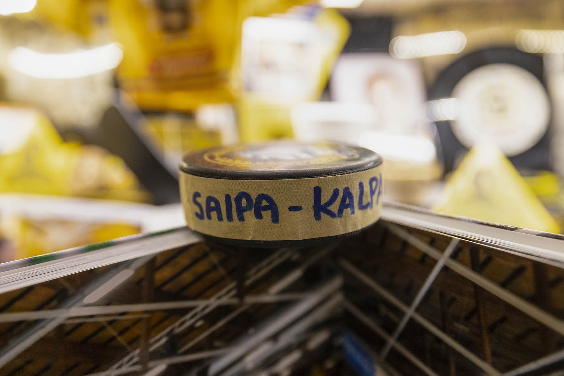 – Tykkään istua täällä mummon vanhassa lökötuolissa ja laittaa vaikka vanhan maalikoosteen pyörimään. Täällä en ikinä murehdi. Marko Mustikainen asuu Lappeenrannassa ja työskentelee käyttäjänä UPM:n Kymin tehtailla Kouvolassa.
Kiekko viime kevään finaalipelistä.
SaiPan harjoitusohjelma 23.4.-1.9.1969. Seura oli pudonnut SM-sarjasta kauden 1968-69 päätteeksi.
SaiPan varmaankin kaikkien aikojen legendaarisin pelaaja on Lalli Partinen. Hän edusti Suomea maajoukkueessa 120 ottelussa ja pelasi kasvattajaseurassaan SaiPassa 1959-1969.
Marko Mustikaisen mielestä Raimo Helminen on tehnyt hienoa työtä SaiPan valmentajana. - Mutta sehän on selvä, että Raipe on sydämeltään Ilveksen mies, Mustikainen toteaa. Helminenkin on aikonut tulla tutustumaan kokoelmaan.