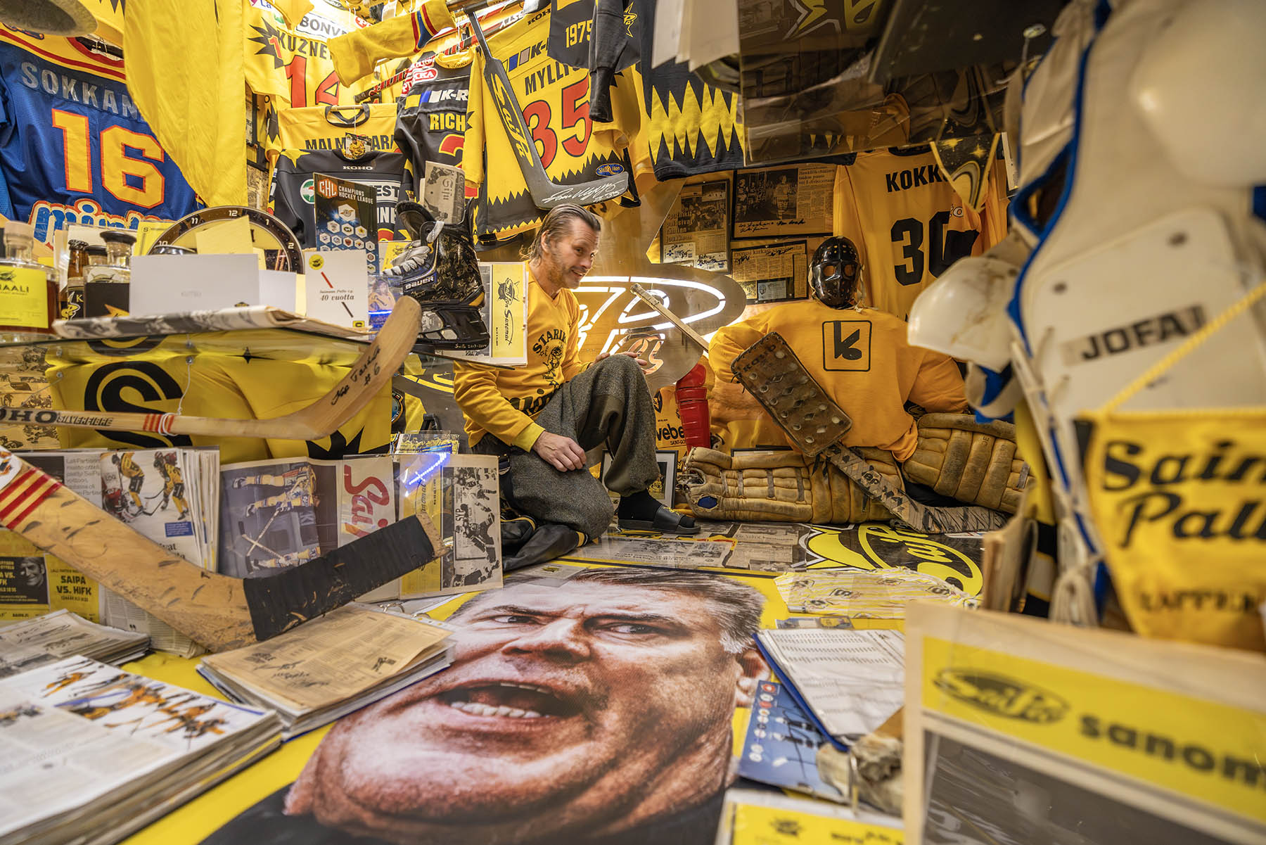 – Tykkään istua täällä mummon vanhassa lökötuolissa ja laittaa vaikka vanhan maalikoosteen pyörimään. Täällä en ikinä murehdi. Marko Mustikainen asuu Lappeenrannassa ja työskentelee käyttäjänä UPM:n Kymin tehtailla Kouvolassa.
Kiekko viime kevään finaalipelistä.
SaiPan harjoitusohjelma 23.4.-1.9.1969. Seura oli pudonnut SM-sarjasta kauden 1968-69 päätteeksi.
SaiPan varmaankin kaikkien aikojen legendaarisin pelaaja on Lalli Partinen. Hän edusti Suomea maajoukkueessa 120 ottelussa ja pelasi kasvattajaseurassaan SaiPassa 1959-1969.
Marko Mustikaisen mielestä Raimo Helminen on tehnyt hienoa työtä SaiPan valmentajana. - Mutta sehän on selvä, että Raipe on sydämeltään Ilveksen mies, Mustikainen toteaa. Helminenkin on aikonut tulla tutustumaan kokoelmaan.