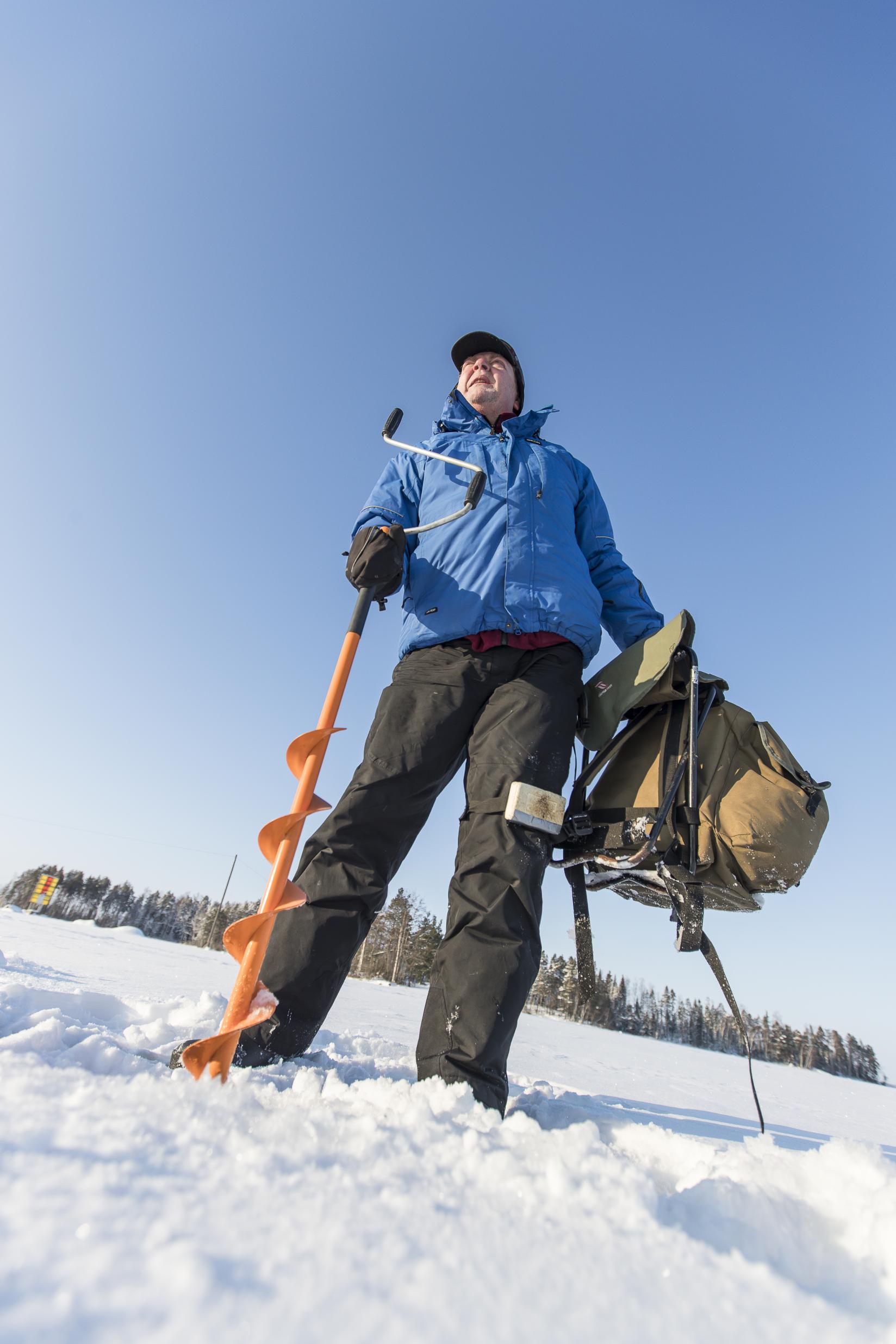 Läskipyörillä pääsee hyvin lumessakin. Reijo Hätinen stressaantuu helposti, ja luonnossa liikkuminen on hänelle tärkeä rentoutumiskeino.
Kun Enni Pellikka kävelee lumikengillä, koirat juoksevat vapaana. 
Työssäjaksaminen huolettaa Pekka Simolaa. Luonnon rauha lisää hänen hyvinvointiaan.