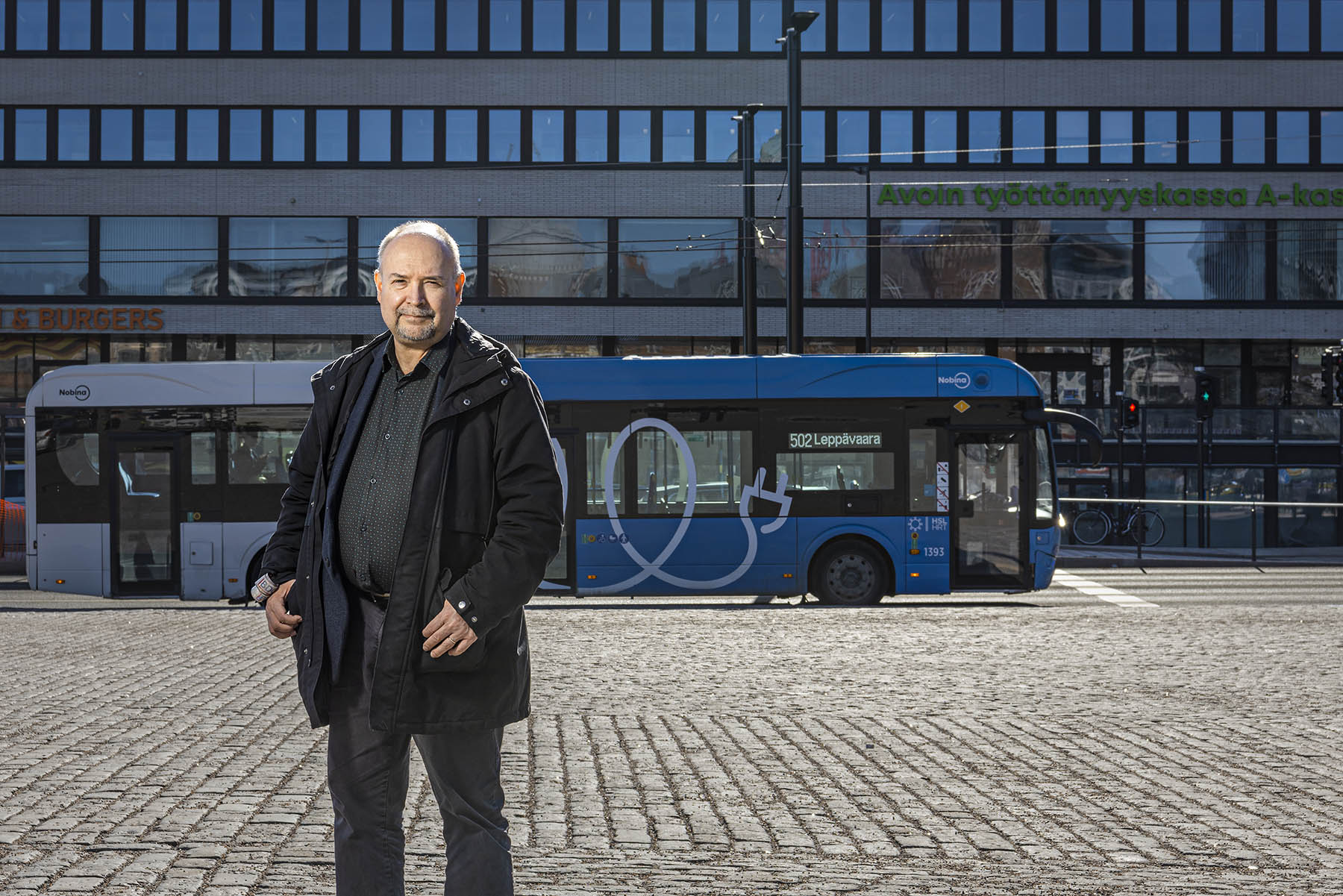Yksi synkistä hetkistä historiikin käsittelemältä ajalta. Koneenhoitaja Seppo Sihvola ja Myllykosken tehtaan viimeinen konerulla 12.12.2011 noin kello 22.
Jari Korkki on politiikan toimittaja ja tietokirjailija. Hän on aiemmin työskennellyt pitkään esimerkiksi Ylellä.