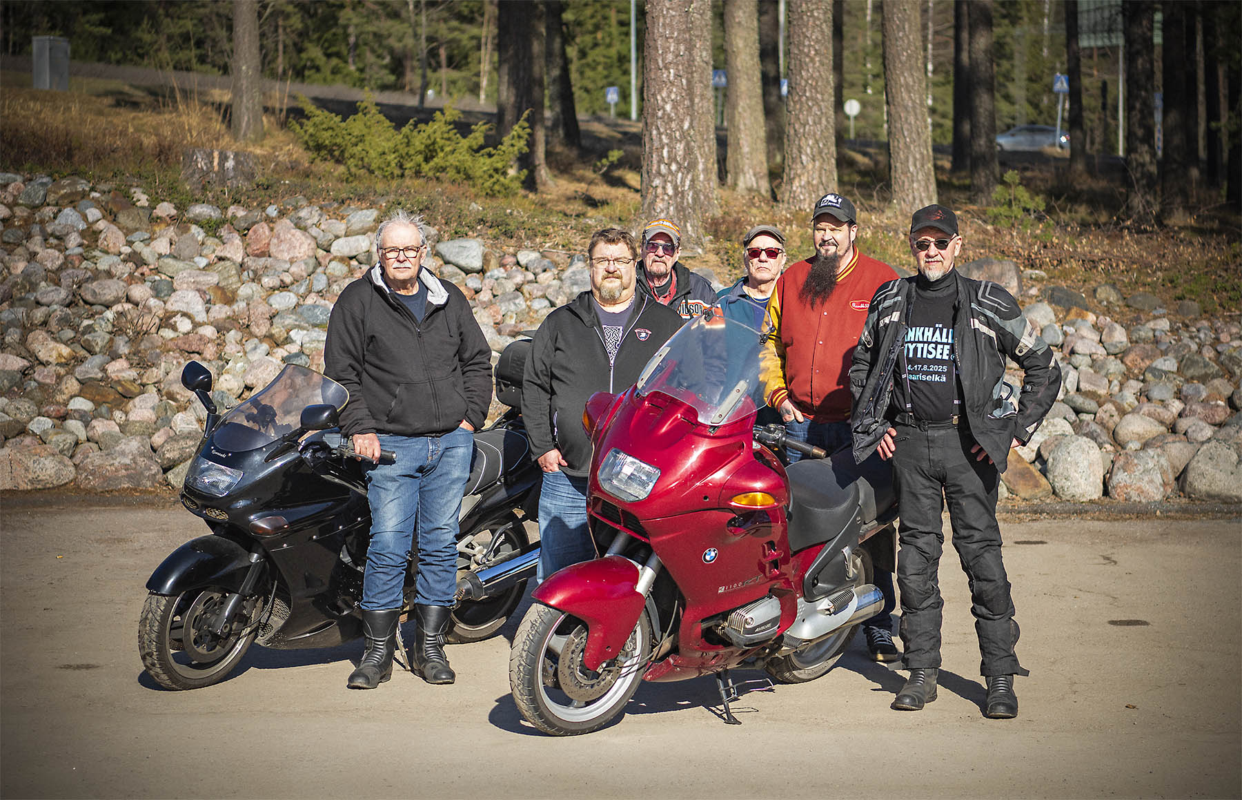 Ryhmäkuvassa  Raimo Ikola (vas.), Esko Rasi, Hans Hindersson, Jukka Sohlström, Elvis Syväoja ja Seppo Honkanen sekä Ikosen Kawasaki ZZR ja Honkasen BMW. Kuvasta puuttuu Rasin Suzuki Intruder ja kolme HD:tä, mukaanlukien Elviksen ”latukone”.