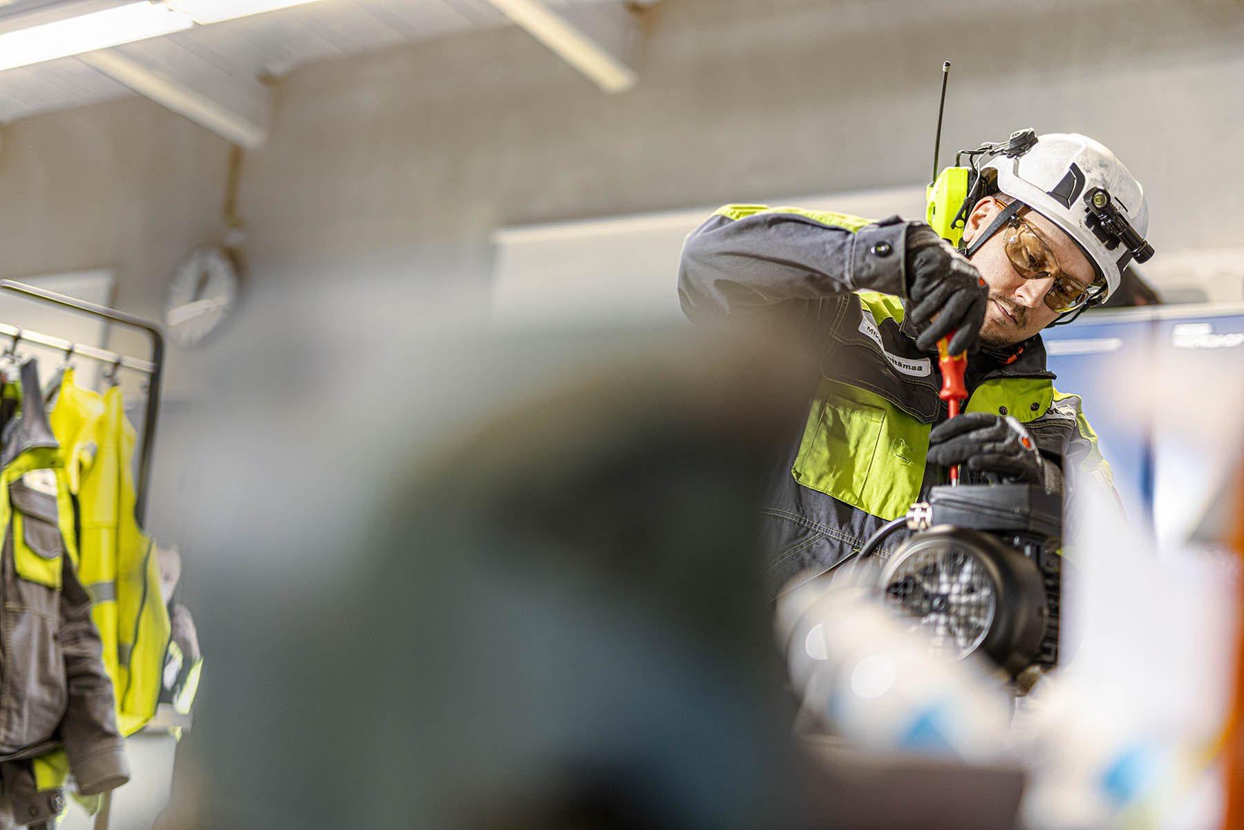 Kakkossähkömies Mika Kenttämaa siirrettiin tuotantoon, mutta saa välillä tehtäviä myös kunnossopidossa. 