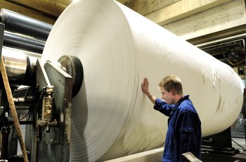 Paperiliiton taitekohdat painetaan kronikaksi