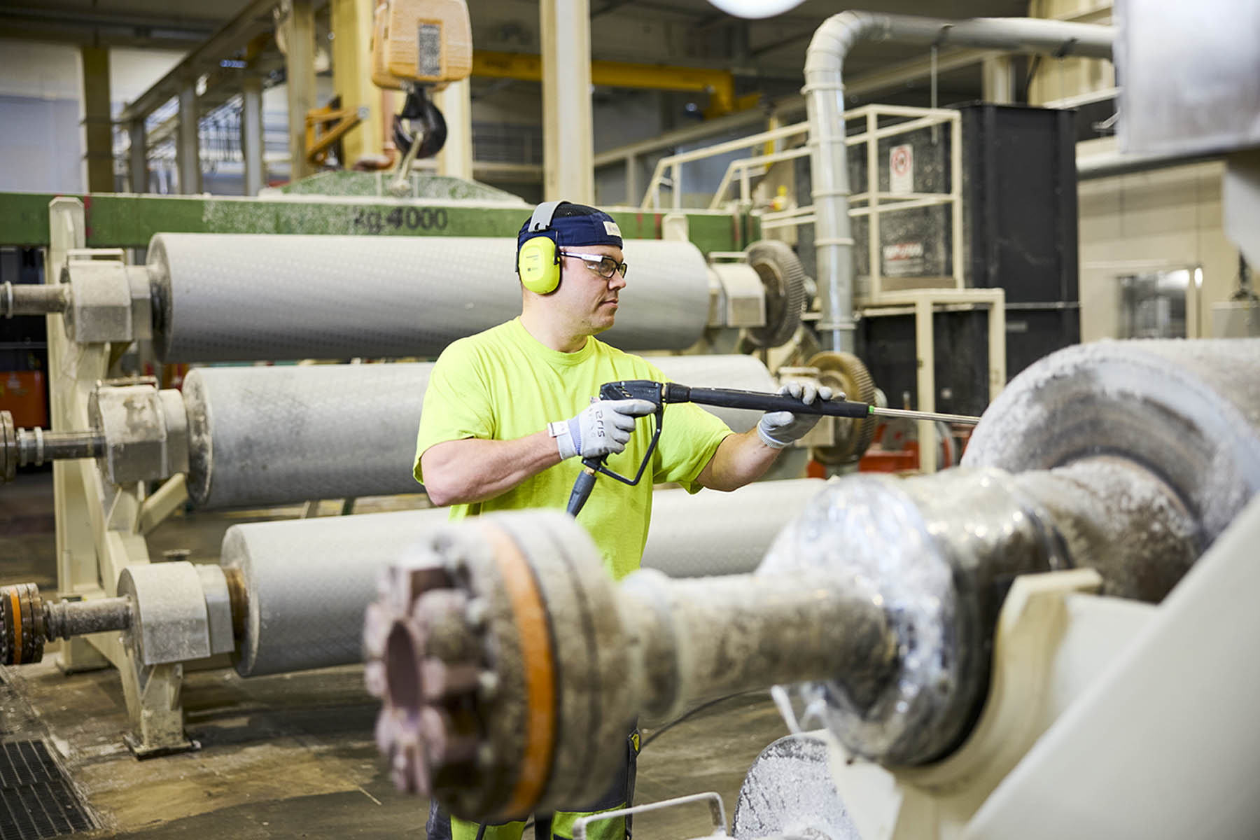 Koneenhoitaja Jarno Tanni säätää popea. Tampuuri valmistuu noin kerran tunnissa.
Työssäjaksamisen kannalta 12 tunnin vuorojärjestelmä on toimiva, tuumivat Jarno Tanni ja Kari Lahtinen.
Mika Lehtonen ja Jonne Varjoranta. 
 Nokianvirran rannalla on valmistettu paperia vuodesta 1880.
 Toni Viljanen työskentelee jalostelinjalla, mutta tarvittaessa myös pakkapuolella, vuorottajana tai apuna lajin­vaihdoissa. 