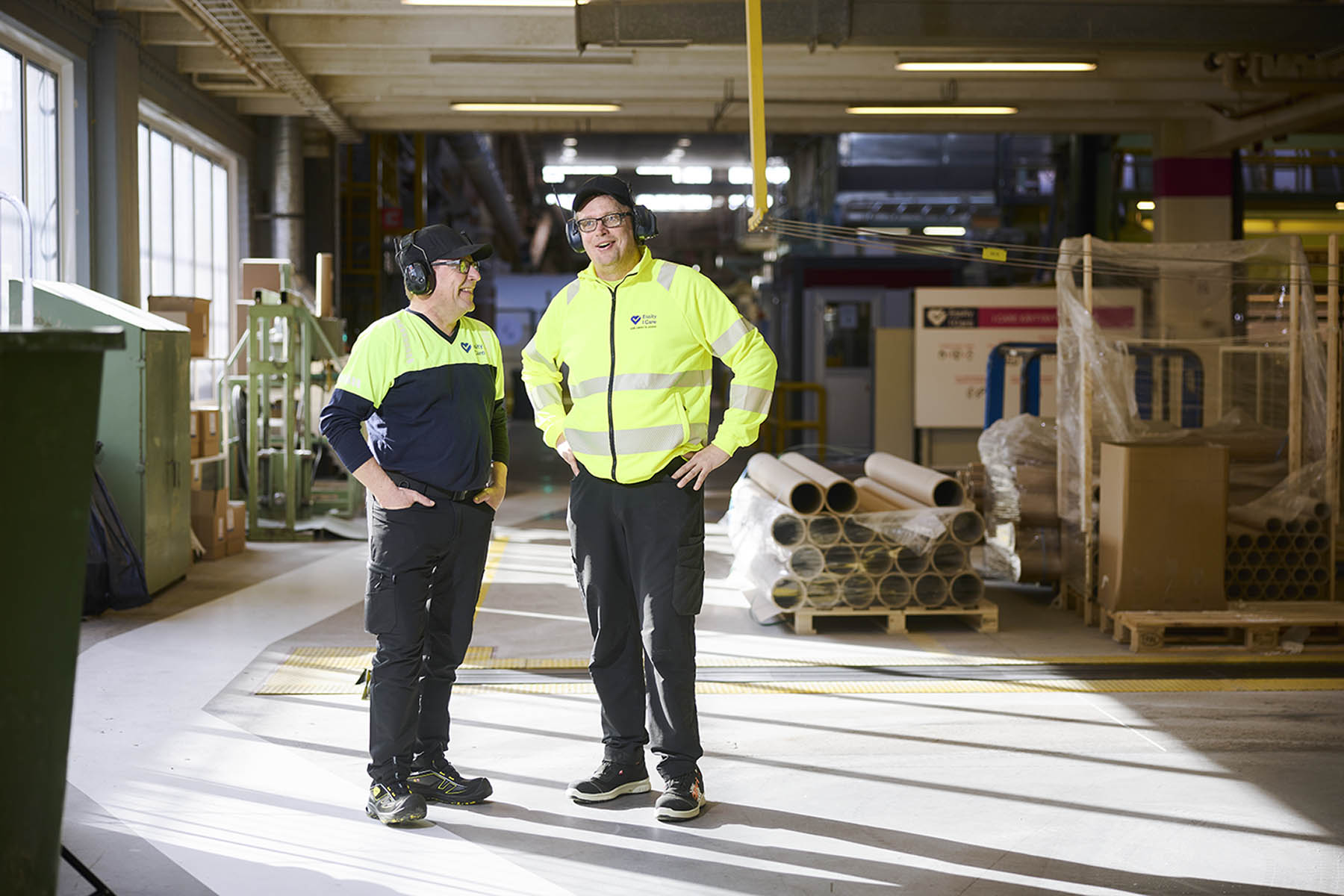 Koneenhoitaja Jarno Tanni säätää popea. Tampuuri valmistuu noin kerran tunnissa.
Työssäjaksamisen kannalta 12 tunnin vuorojärjestelmä on toimiva, tuumivat Jarno Tanni ja Kari Lahtinen.
Mika Lehtonen ja Jonne Varjoranta. 
 Nokianvirran rannalla on valmistettu paperia vuodesta 1880.
 Toni Viljanen työskentelee jalostelinjalla, mutta tarvittaessa myös pakkapuolella, vuorottajana tai apuna lajin­vaihdoissa. 