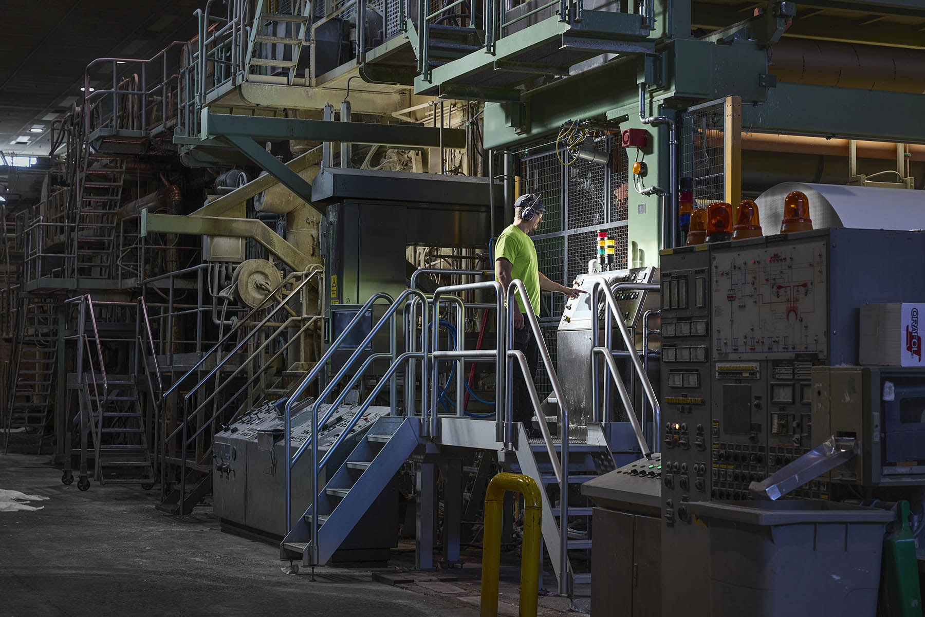 Koneenhoitaja Jarno Tanni säätää popea. Tampuuri valmistuu noin kerran tunnissa.
Työssäjaksamisen kannalta 12 tunnin vuorojärjestelmä on toimiva, tuumivat Jarno Tanni ja Kari Lahtinen.
Mika Lehtonen ja Jonne Varjoranta. 
 Nokianvirran rannalla on valmistettu paperia vuodesta 1880.
 Toni Viljanen työskentelee jalostelinjalla, mutta tarvittaessa myös pakkapuolella, vuorottajana tai apuna lajin­vaihdoissa. 