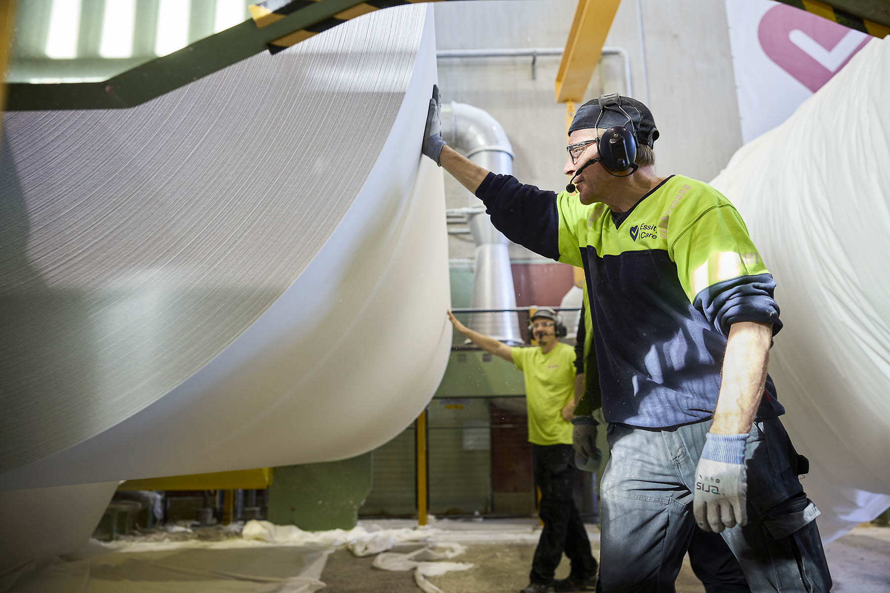 Koneenhoitaja Jarno Tanni säätää popea. Tampuuri valmistuu noin kerran tunnissa.
Työssäjaksamisen kannalta 12 tunnin vuorojärjestelmä on toimiva, tuumivat Jarno Tanni ja Kari Lahtinen.
Mika Lehtonen ja Jonne Varjoranta. 
 Nokianvirran rannalla on valmistettu paperia vuodesta 1880.
 Toni Viljanen työskentelee jalostelinjalla, mutta tarvittaessa myös pakkapuolella, vuorottajana tai apuna lajin­vaihdoissa. 