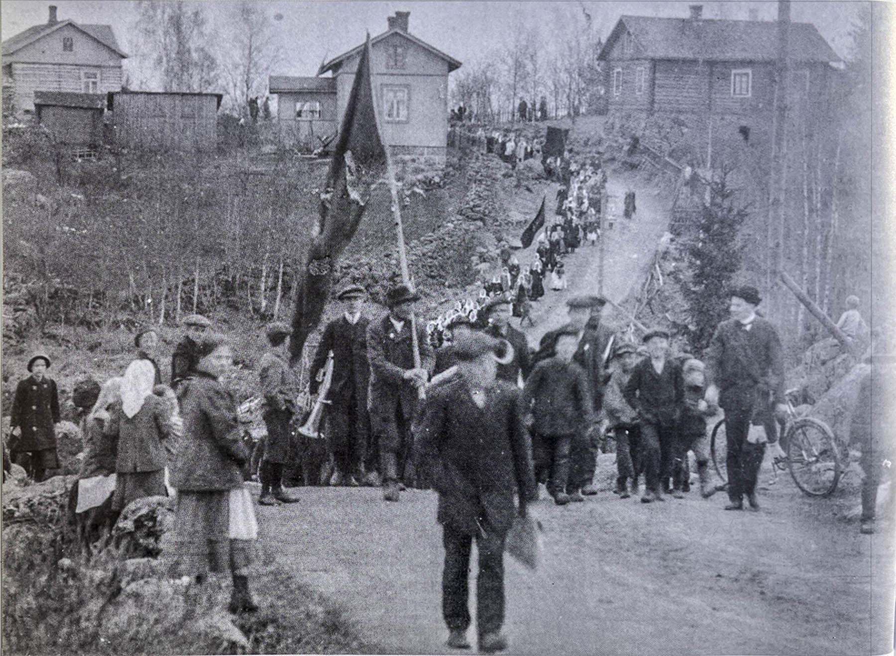 Vappumarssi Valkeakoskella 1912. Lippua kantavan Kalle Bohmin takana Oskari Laakson johtama ammattiosaston torvisoittokunta. 