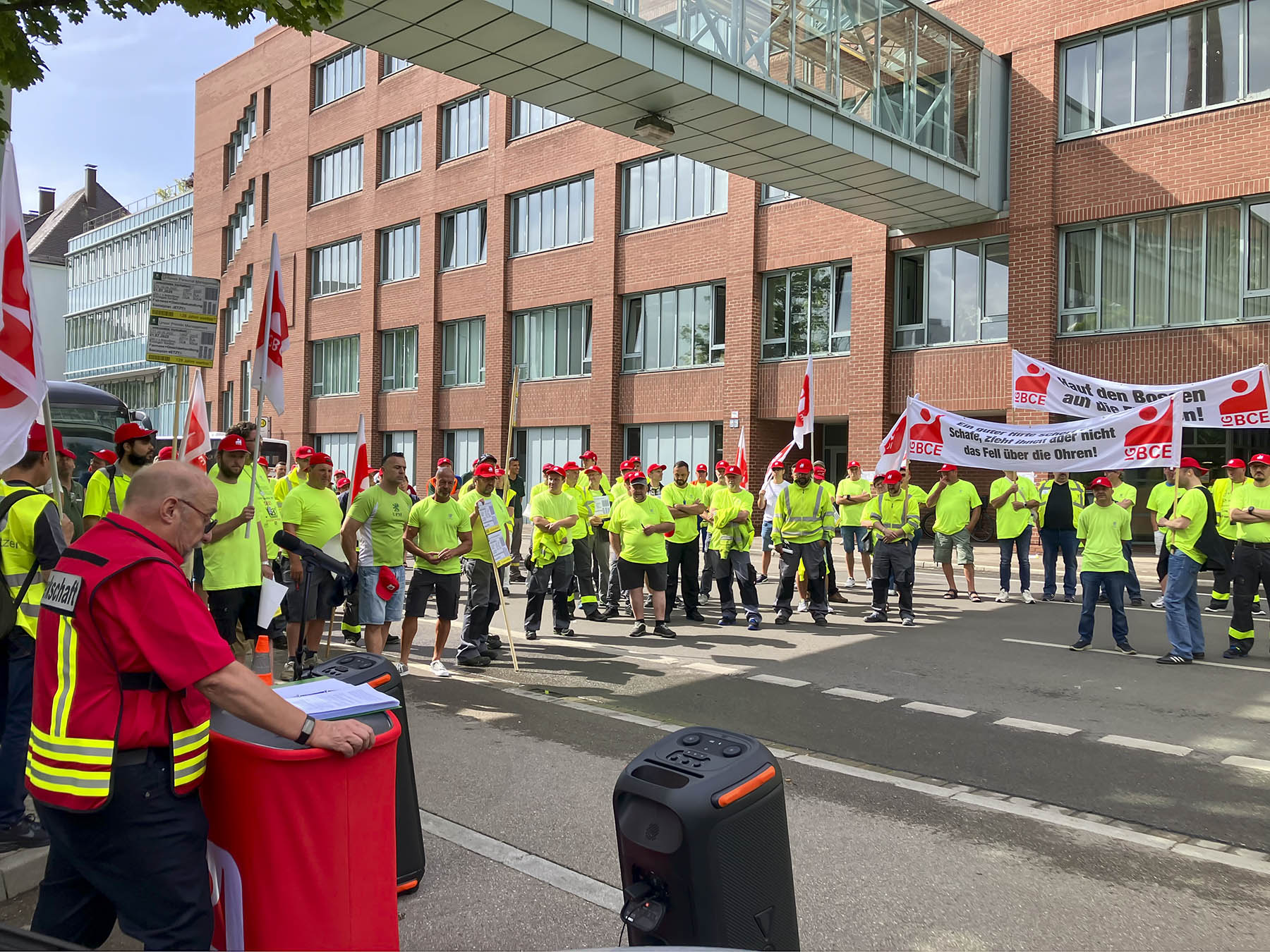 Sadat työn­tekijät Augsburgin ja Ettringenin tehtailla sekä ammattiliitto IG BCE osoittivat useamman kerran mieltään UPM-johtoa vastaan.
”UPM – Epäreilua henkilöstöhallintoa. UPM – Meidän primitiivinen hallintomme”, lukee kylteissä. UPM:n uusi linja on heikentänyt työntekijöiden asemaa, eikä esimerkiksi Christian Wegele suosittelisi nykyään yhtiötä nuorille teollisuustyöntekijöille Saksassa.
 IG BCE:n Torsten Falke on huolissaan demokratian tilasta ja teollisuustyön tulevaisuudesta, jos suuryritykset käyttäytyvät UPM:n lailla.