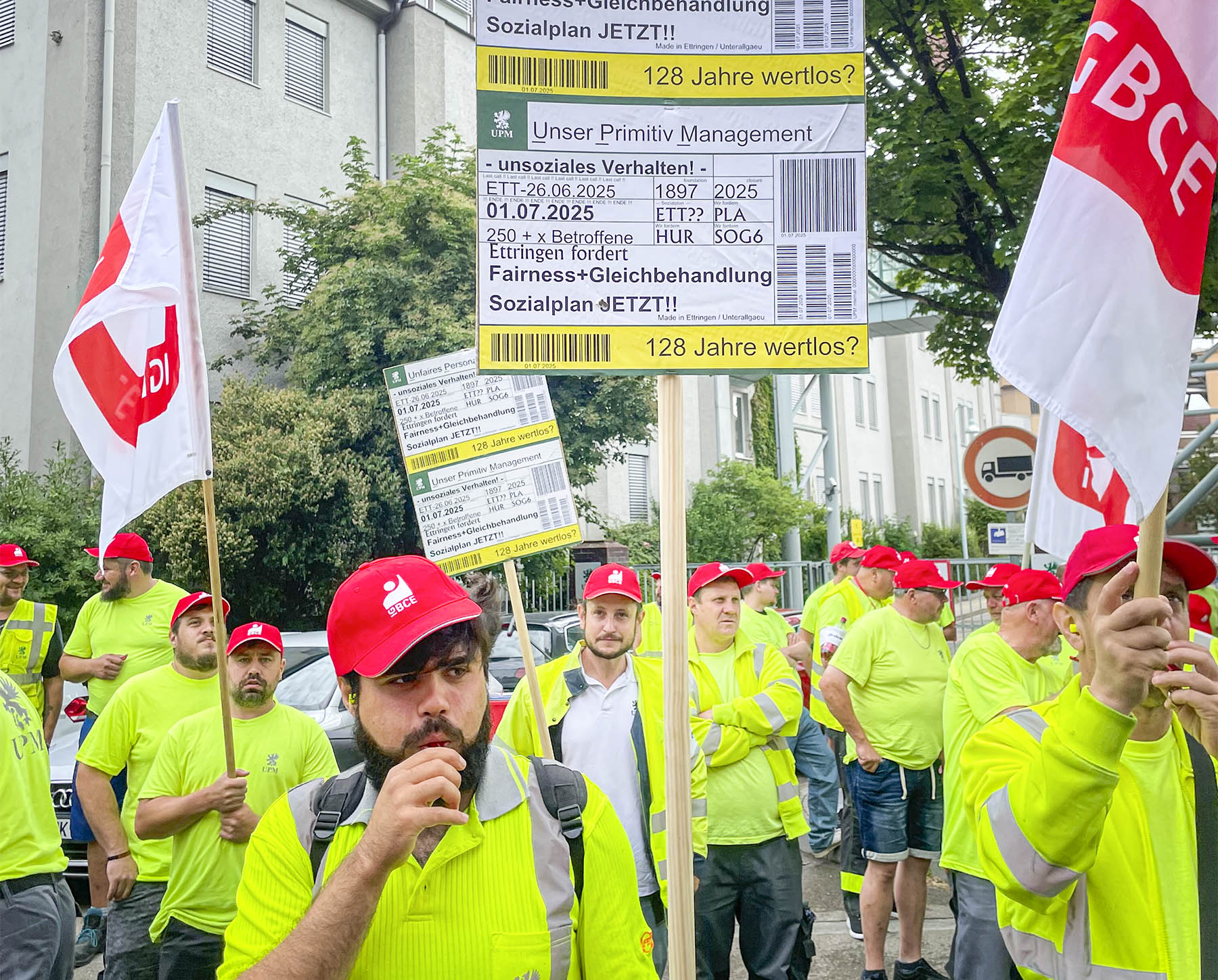 Sadat työn­tekijät Augsburgin ja Ettringenin tehtailla sekä ammattiliitto IG BCE osoittivat useamman kerran mieltään UPM-johtoa vastaan.
”UPM – Epäreilua henkilöstöhallintoa. UPM – Meidän primitiivinen hallintomme”, lukee kylteissä. UPM:n uusi linja on heikentänyt työntekijöiden asemaa, eikä esimerkiksi Christian Wegele suosittelisi nykyään yhtiötä nuorille teollisuustyöntekijöille Saksassa.
 IG BCE:n Torsten Falke on huolissaan demokratian tilasta ja teollisuustyön tulevaisuudesta, jos suuryritykset käyttäytyvät UPM:n lailla.