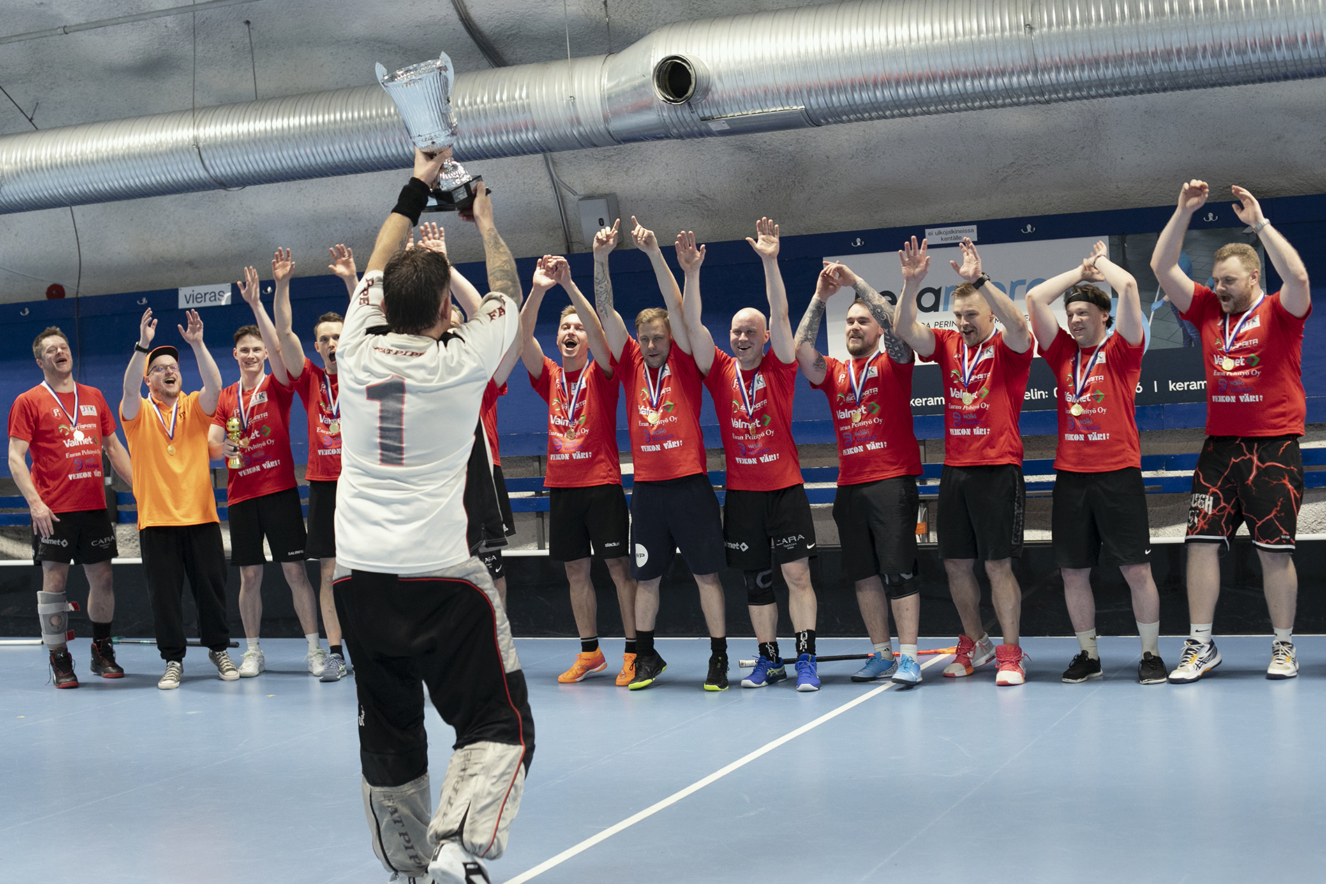 Kauttuan joukkue tuuletti toista peräkkäistä mestaruutta.
Timo Roth (vas.) pääsi taas kremppojen jälkeen turnaukseen. Hän sai Uimaharjun joukkueen mukana hopeaa.