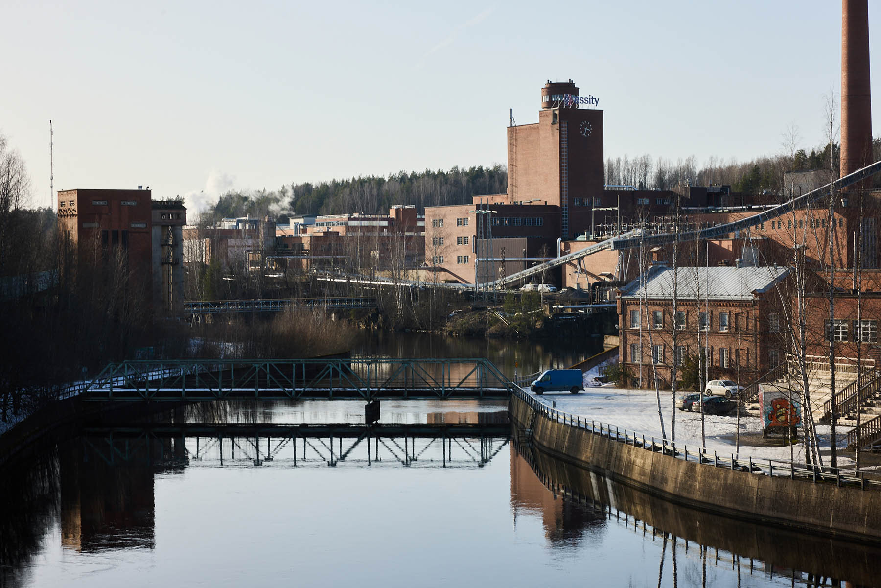 Koneenhoitaja Jarno Tanni säätää popea. Tampuuri valmistuu noin kerran tunnissa.
Työssäjaksamisen kannalta 12 tunnin vuorojärjestelmä on toimiva, tuumivat Jarno Tanni ja Kari Lahtinen.
Mika Lehtonen ja Jonne Varjoranta. 
 Nokianvirran rannalla on valmistettu paperia vuodesta 1880.
 Toni Viljanen työskentelee jalostelinjalla, mutta tarvittaessa myös pakkapuolella, vuorottajana tai apuna lajin­vaihdoissa. 