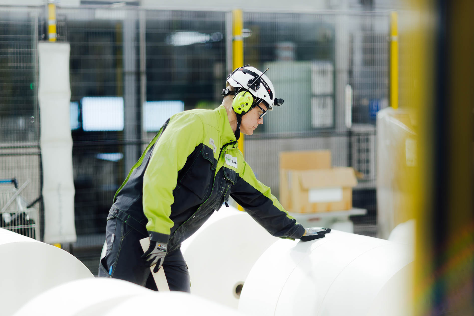 Työkaverit ovat Heinäsen mukaan iso syy siihen, että hän on viihtynyt tehtaalla.