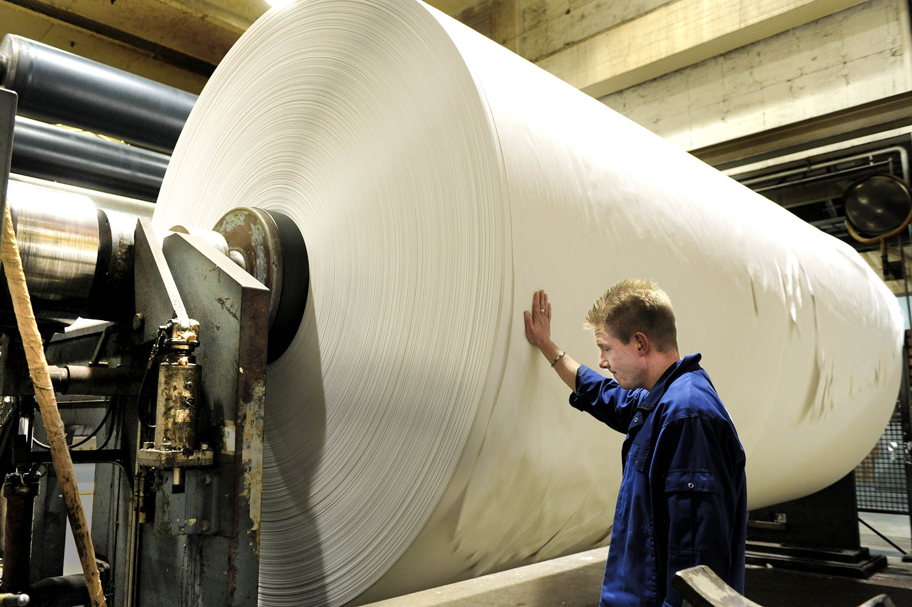 Yksi synkistä hetkistä historiikin käsittelemältä ajalta. Koneenhoitaja Seppo Sihvola ja Myllykosken tehtaan viimeinen konerulla 12.12.2011 noin kello 22.
Jari Korkki on politiikan toimittaja ja tietokirjailija. Hän on aiemmin työskennellyt pitkään esimerkiksi Ylellä.