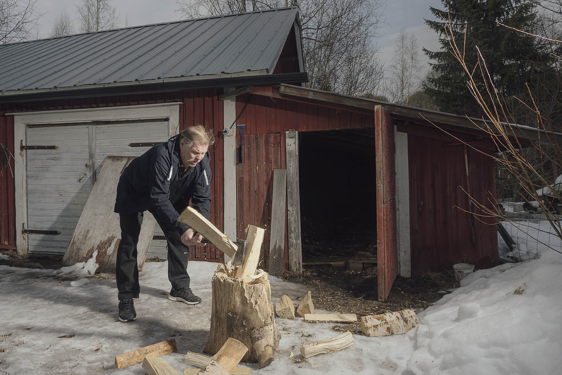 Polttopuiden teko on Pekka Haltsoselle mukavaa hommaa. Saa puuhastella oman mielen mukaan.