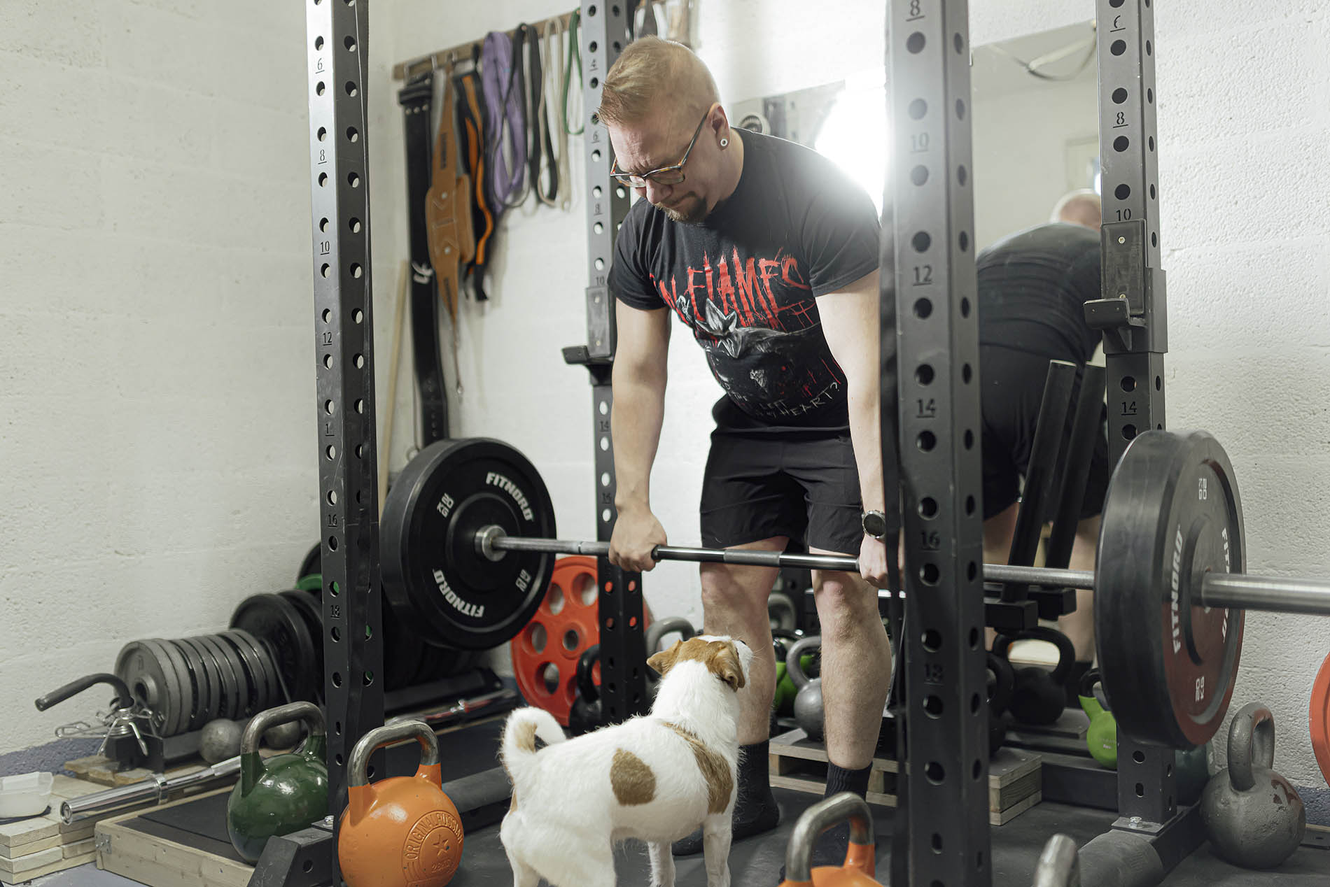 Riku Katisko on 38-vuotias käynnissäpitäjä Metsä Fibren massa­tehtaalla Äänekoskella. Nappi on 5-vuotias jackrussellin­terrieri, joka ihmettelee, kun Riku pumppaa rautaa kellarissa.