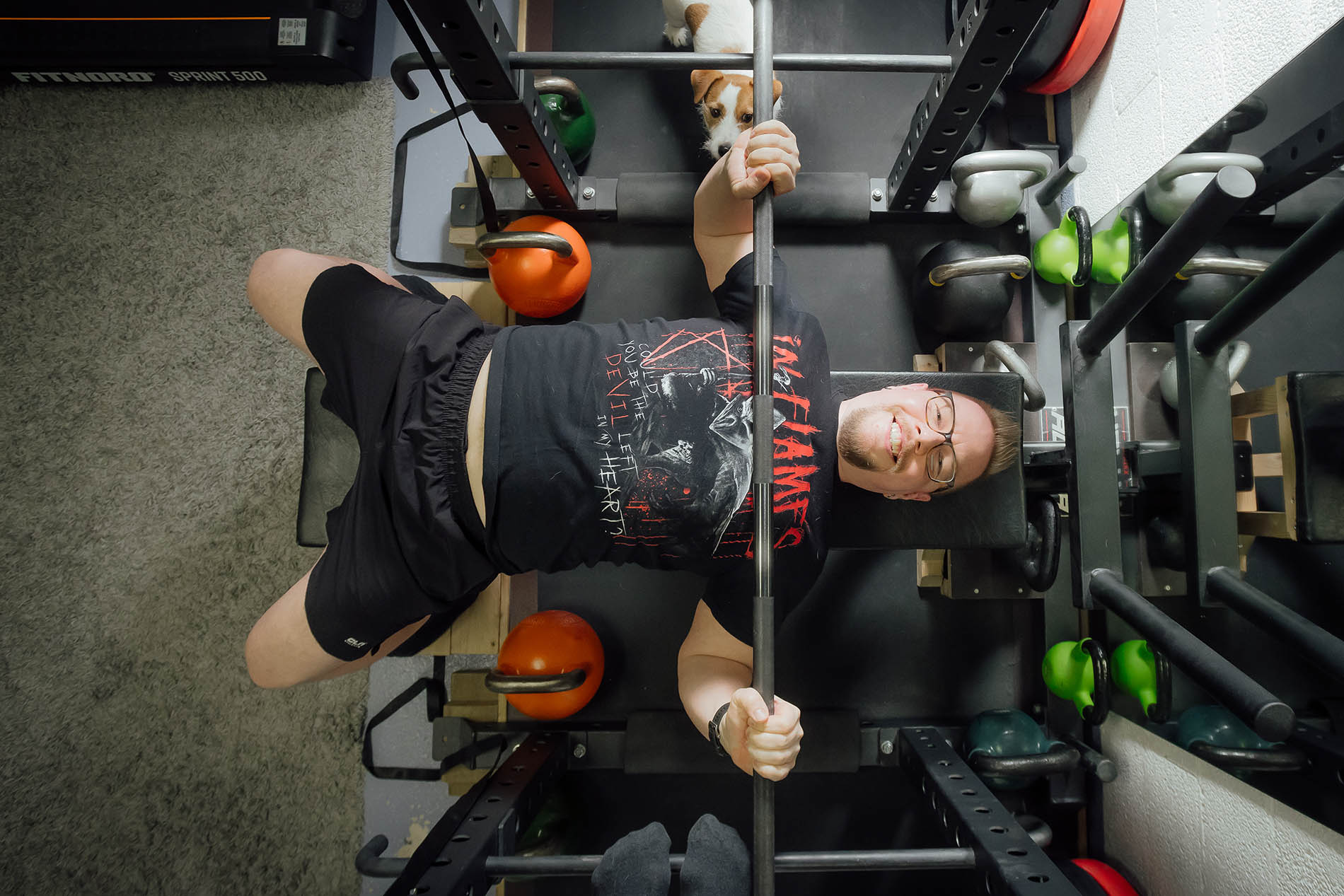 Riku Katisko on 38-vuotias käynnissäpitäjä Metsä Fibren massa­tehtaalla Äänekoskella. Nappi on 5-vuotias jackrussellin­terrieri, joka ihmettelee, kun Riku pumppaa rautaa kellarissa.