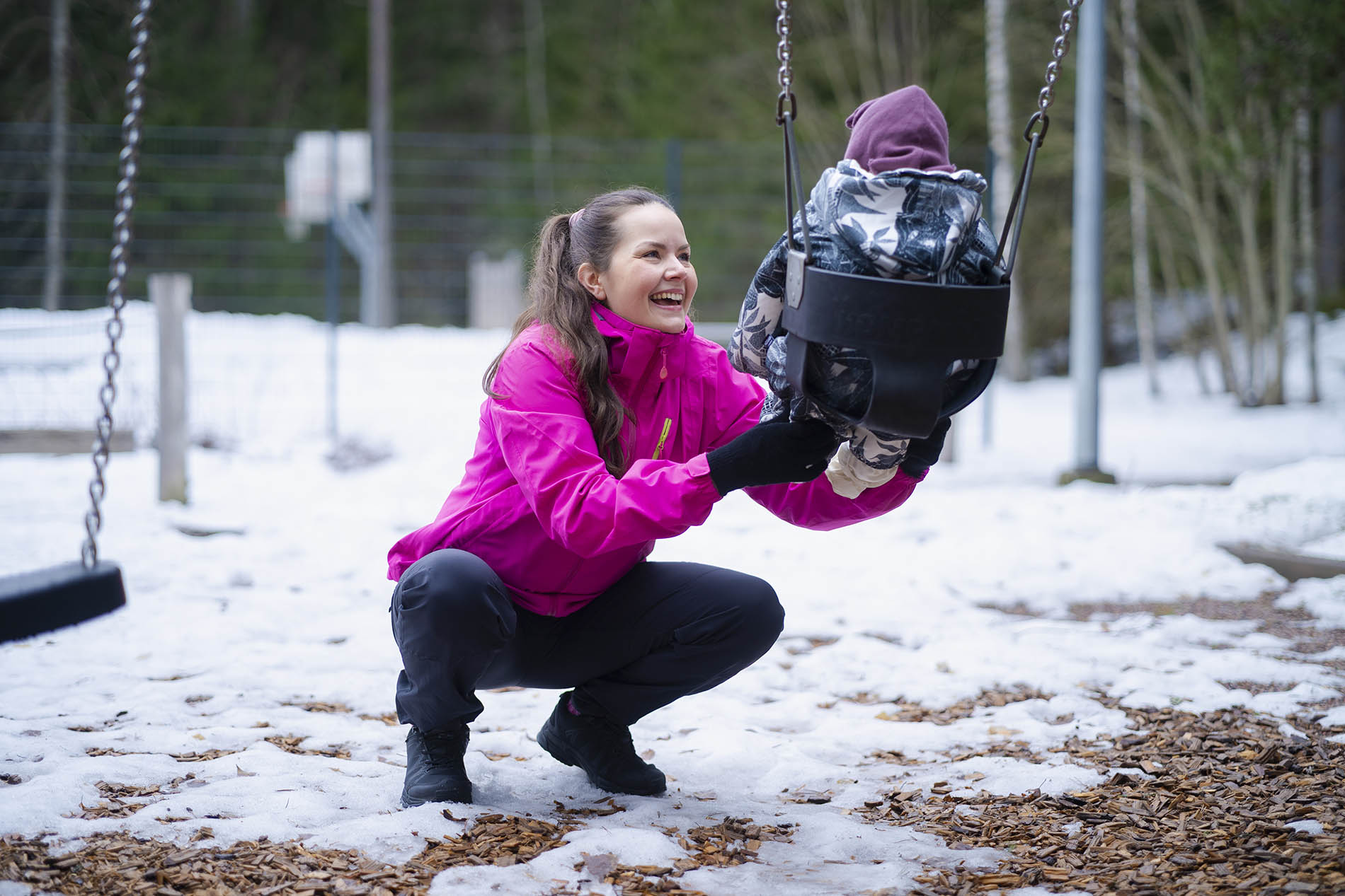 Roosan nykyisenä virkana on toimia Veeran kaikkena. Elokuussa Roosa palaa töihin Lahden Stora Ensolle laboratorioon, ja Veera aloittaa virallisen elämänsä päivähoidossa.