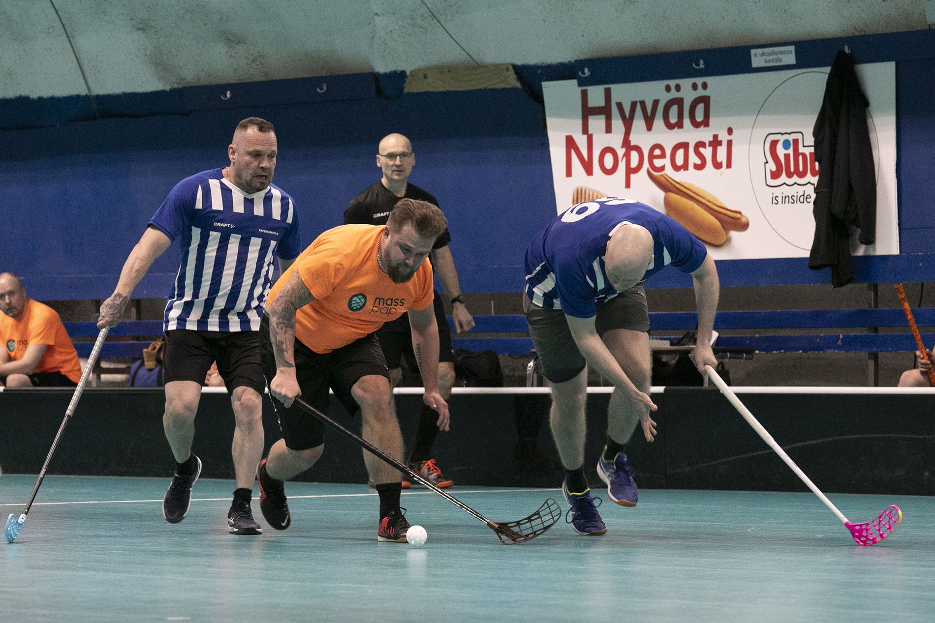 Kauttuan joukkue tuuletti toista peräkkäistä mestaruutta.
Timo Roth (vas.) pääsi taas kremppojen jälkeen turnaukseen. Hän sai Uimaharjun joukkueen mukana hopeaa.