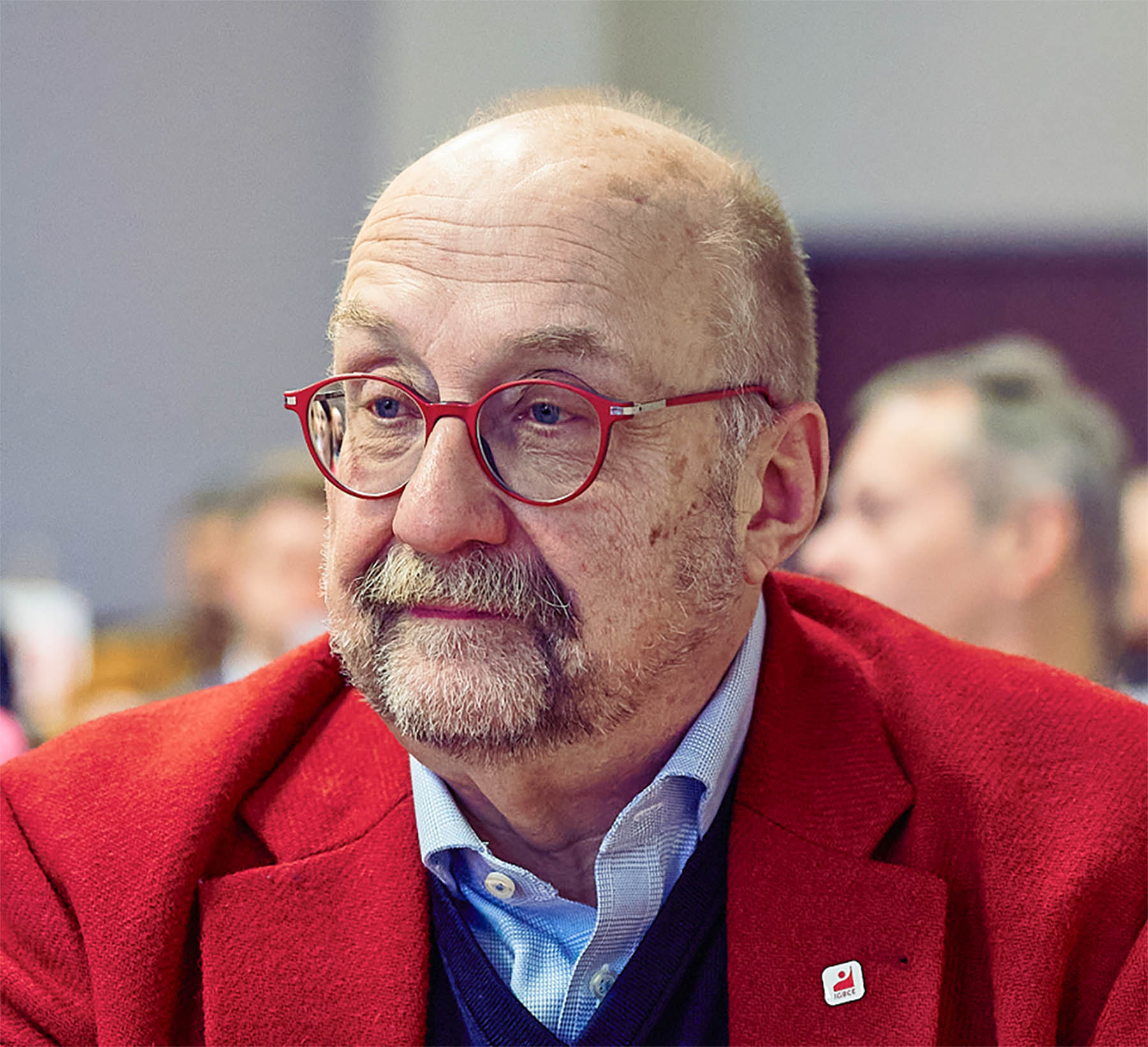 Sadat työn­tekijät Augsburgin ja Ettringenin tehtailla sekä ammattiliitto IG BCE osoittivat useamman kerran mieltään UPM-johtoa vastaan.
”UPM – Epäreilua henkilöstöhallintoa. UPM – Meidän primitiivinen hallintomme”, lukee kylteissä. UPM:n uusi linja on heikentänyt työntekijöiden asemaa, eikä esimerkiksi Christian Wegele suosittelisi nykyään yhtiötä nuorille teollisuustyöntekijöille Saksassa.
 IG BCE:n Torsten Falke on huolissaan demokratian tilasta ja teollisuustyön tulevaisuudesta, jos suuryritykset käyttäytyvät UPM:n lailla.