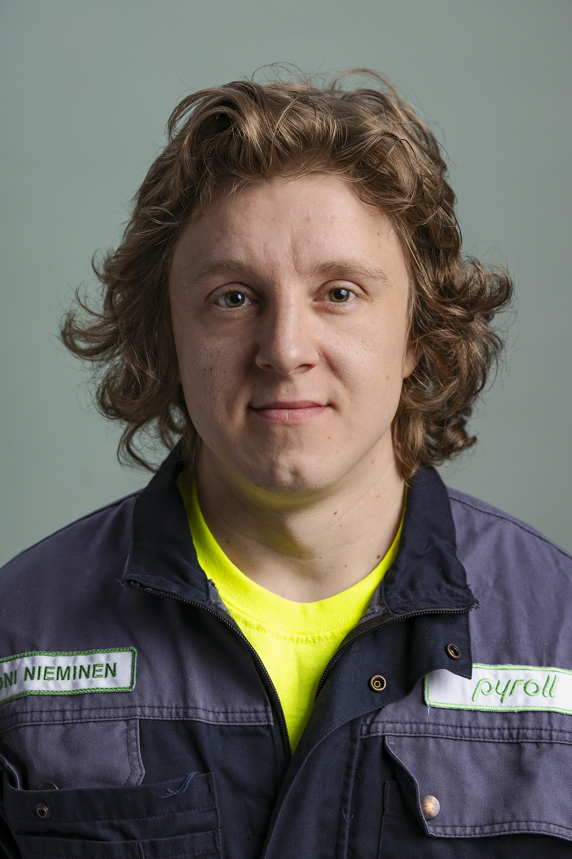 Toni Nieminen on koneenhoitajana Konvertia Groupin Siltakylän tehtaassa.