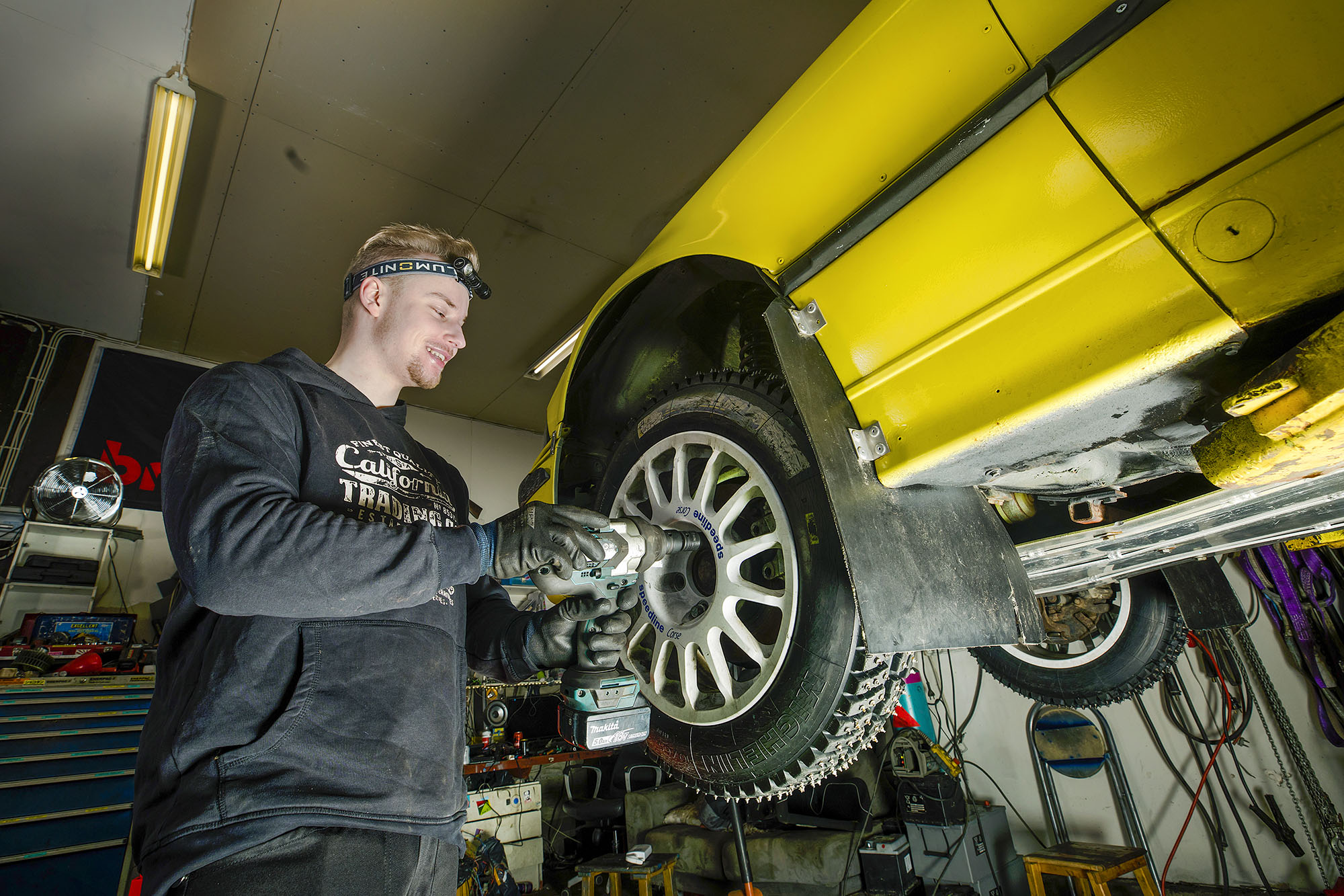 Aleksi Kehus aloitti autojen korjailun kymmenvuotiaana.
Aleksi Kehus on 23-vuotias mekaaninen käynninvarmistaja Metsä Boardin Kemin kartonkitehtaalta.