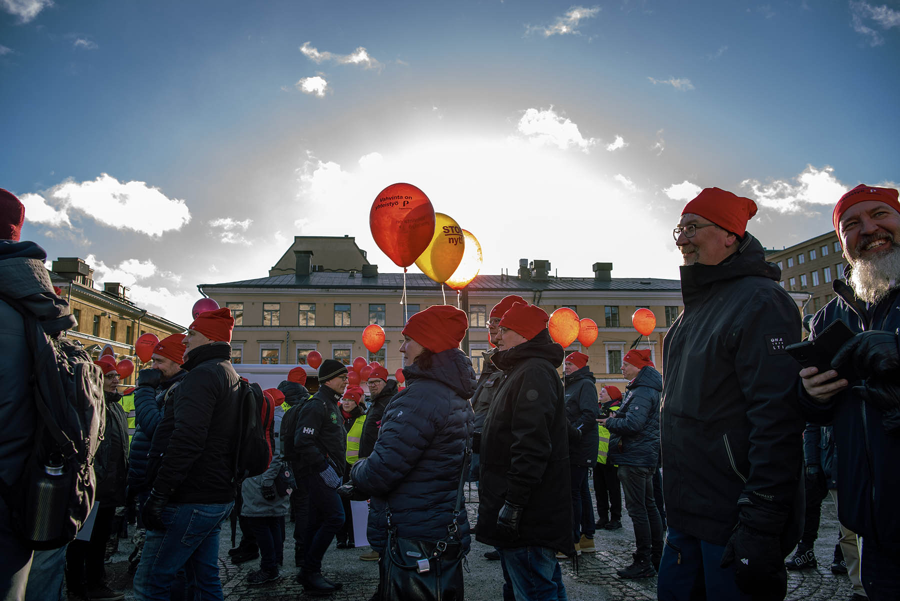 Paperiliittolaisia osallistui 1.2. mielenilmaisuun hallituksen työelämäheikennyksiä vastaan. Uusi työrauhalainsäädäntö tuli yllättäen voimaan jo toukokuussa.