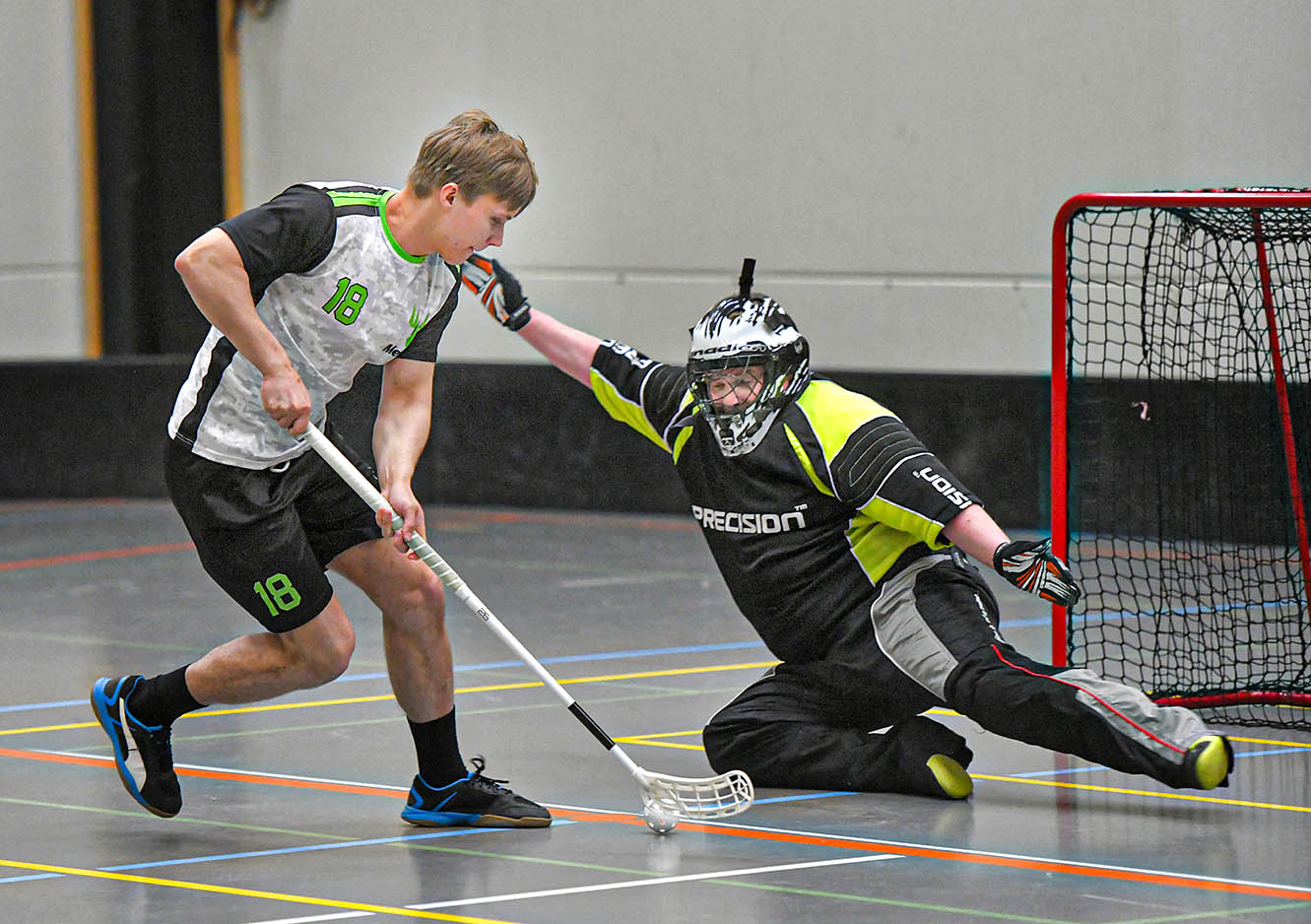 Valkeakoski 70 voitti Kauttuan alkusarjassa  3–1, mutta loppuottelu ratkesi vasta rankkareilla. Valkeakosken kelta­paitaiset Jussi Rauhala (edessä) ja Marko Koivuranta ahdistavat Kauttuan Ville Tuomista. Taustalla Jussi Lehto. 
 Kyröskosken Janne Jylhä  on ratkaisevasti myöhässä, kun Äänekoski 77:n Eerika Hänninen etenee.
Rauma 42:n Juho Hyvärinen voi vain seurata, kun  Valkeakosken Taikuri Huttunen käskyttää palloa.
Timo Pull sai hikoilla Äänekoski 13:n maalissa. Verkkoa heiluttamassa Kyröskosken Konsta Alakomi.