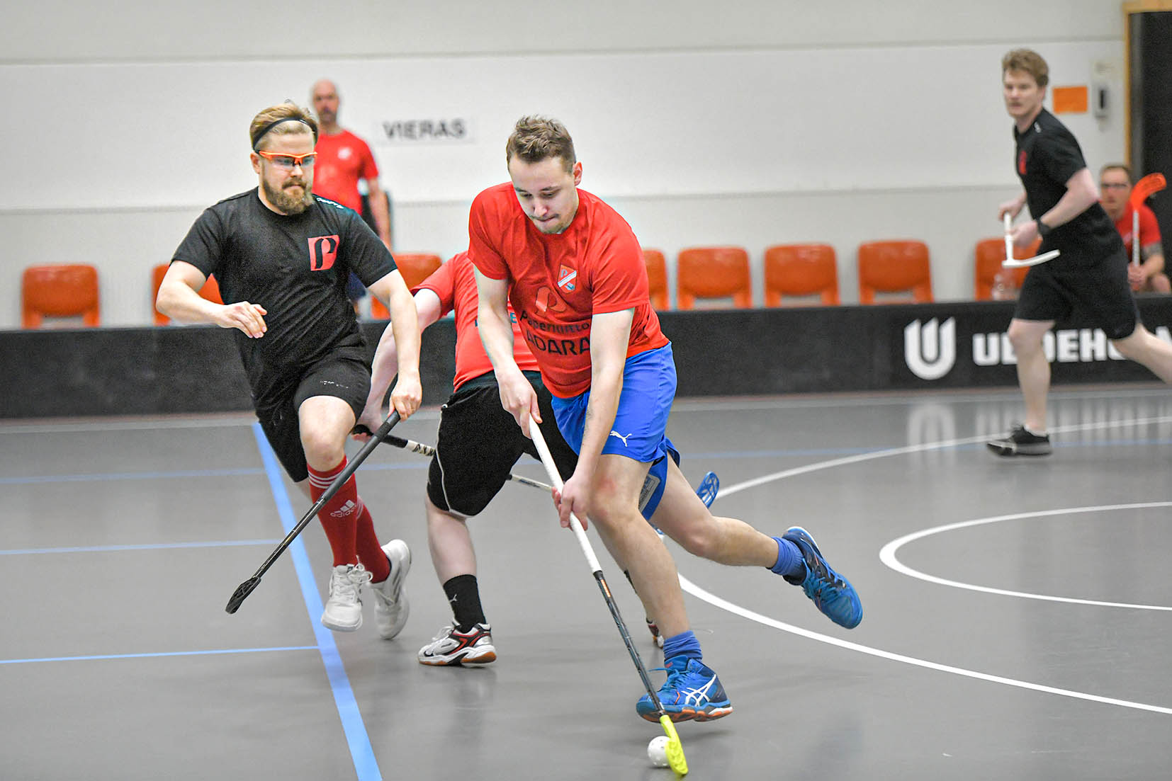 Valkeakoski 70 voitti Kauttuan alkusarjassa  3–1, mutta loppuottelu ratkesi vasta rankkareilla. Valkeakosken kelta­paitaiset Jussi Rauhala (edessä) ja Marko Koivuranta ahdistavat Kauttuan Ville Tuomista. Taustalla Jussi Lehto. 
 Kyröskosken Janne Jylhä  on ratkaisevasti myöhässä, kun Äänekoski 77:n Eerika Hänninen etenee.
Rauma 42:n Juho Hyvärinen voi vain seurata, kun  Valkeakosken Taikuri Huttunen käskyttää palloa.
Timo Pull sai hikoilla Äänekoski 13:n maalissa. Verkkoa heiluttamassa Kyröskosken Konsta Alakomi.