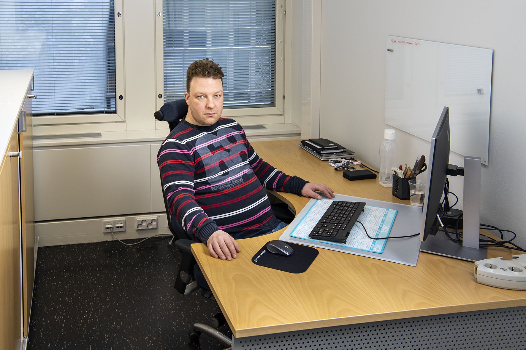 Henkistä kuormaa keventää, kun töitä riittää. Työsuojelu­valtuutettu Jarmo Koukkarin työpaikalla Tervakoskella Delfort Groupilla ollaan siirrytty uuteen osaamismalliin. 
Juha Huttunen toteaa, että esille tulleisiin tapauksiin mahtuu huonoja vitsejä, huonoa jaksamista ja aidan ulkopuolista elämää, joka vaikuttaa siihen, kuinka asialliselta kaverin käyttäytyminen tuntuu.
Paperiliiton työsuojeluasiantuntija Eero Vekkelin tekemään kyselyyn vastasi 73 prosenttia työsuojeluvaltuutetuista.