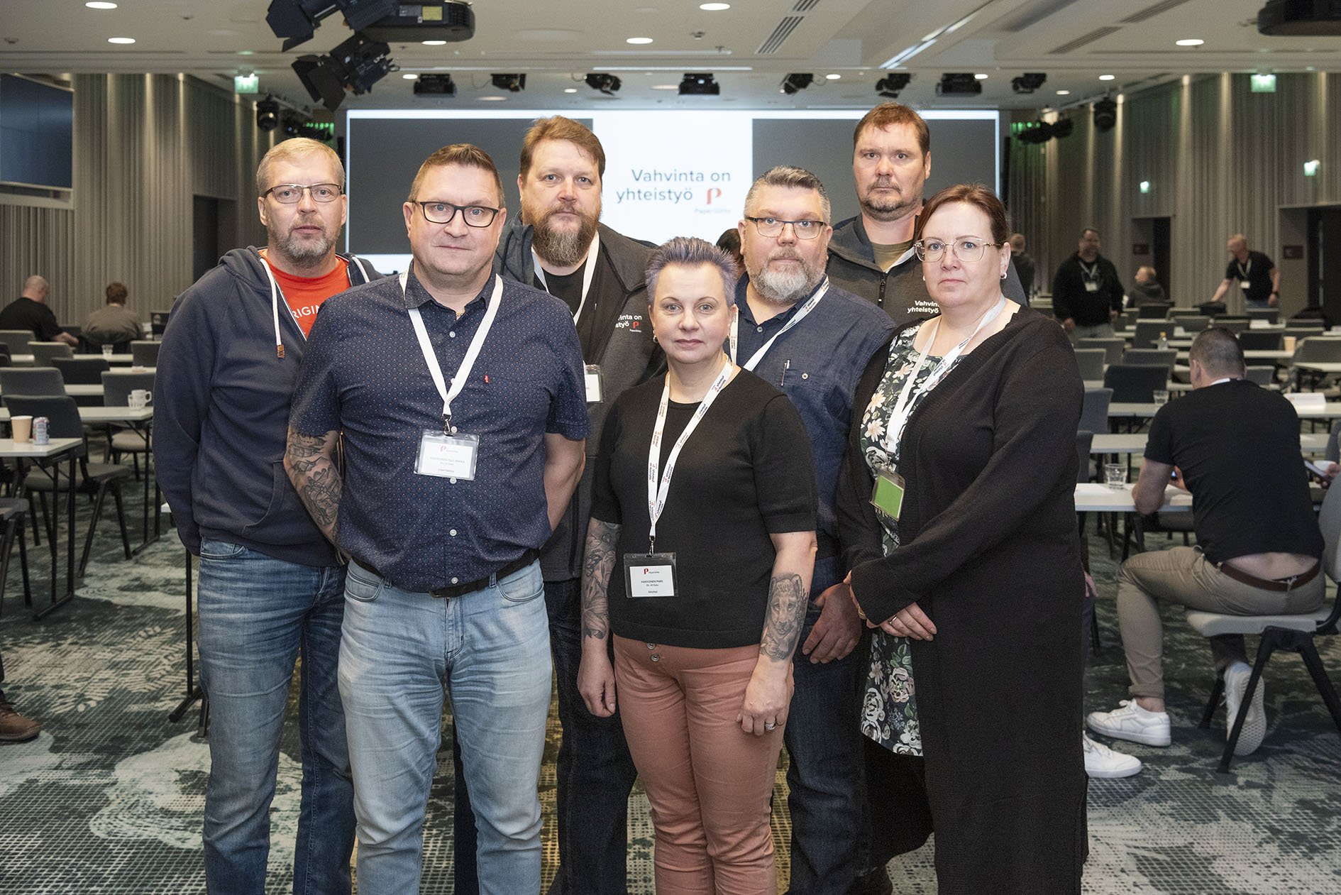 Oikeus arvokkaaseen työhön ei ole itsestäänselvyys. Puheenjohtaja Petri Vanhala puhui avajaisissa ay-liikkeen merkityksestä työelämän asiantuntijana.
Hallitus. Ylärivi: Timo Hietanen, os. 11 Jämsänkoski, Tommi Bragge, os. 19 Kuusankoski, Arto Hulkko, os. 21 Kaukopää, Juha Kenttä, os. 33 Kemi, Pentti Suni, os. 88 Uimaharju, Timo Aspinmaa, os. 5 Mänttä, Pasi Manninen, os. 52 Pietarsaari, Jorma Paajanen, os. 77 Äänekoski. Alarivi: Mika Lehtonen, os. 2 Nokia, Kari Rikkilä, os. 44 Lauritsala, Miia Bitter, os. 7 Kauttua, puheenjohtaja Petri Vanhala, Olli-Pekka Kaikkonen, os. 43 Oulu, Jari Punakivi, os. 15 Inkeroinen. Paperiliiton hallitukseen kuuluvat liiton puheenjohtaja sekä 13 jäsentä, 14 henkilökohtaista varajäsentä ja 14 yleisvarajäsentä. 
Liittovaltuusto. Takarivissä: Marko Luoto, os. 52 Pietarsaari, Sauli Tiala, os. 52 Pietarsaari, Johannes Talja, os.17 Kotka, Antti Gren, os. 44 Lauritsala, Ilkka Mattila, os. 81 Heinola, Kari Blom, os. 11 Jämsänkoski, Mikko Oinas, os. 33 Kemi, Marko Koivuranta, os. 70 Valkeakoski, Jouni Katavisto, os. 8 Rauma, Vesa Järvinen, os. 75 Lempäälä, Kari Manninen, os. 13 Äänekoski, Jari Teppana, os. 23 Joutseno, Janne Vikström, os. 32 Pyhtää, Tommi Ropa, os. 73 Karhula, Marko Tirronen, os. 55 Kuopio, Ari-Pekka Hämäläinen, os. 21 Kaukopää. Keskimmäisenä: Jani Kokkonen, os. 25 Simpele, Jani Markio, os. 54 Tervakoski, Marko Lehtonen, os. 66 Hämeenlinna, Seppo Reponen, os. 86 Lahti, Sami Niskanen, Kemi 33 (yleisvarajäsen), Harri Lindholm, os. 87 Kirkniemi, Tero Tolvanen, os. 30 Pankakoski. Eturivissä: Mika Lahtinen, os. 50 Tampere, Sari Saarinen, os. 13 Äänekoski, varapuheenjohtaja Ville Nevala, os. 38 Kyröskoski, puheenjohtaja Jouko Aitonurmi, os. 42 Rauma, Mari Kaikkonen, os. 43 Oulu, Niko Saarinen, os. 85 Kuusan-Voikkaa, Juha Veittikoski, os. 22 Tainionkoski. Kuvasta puuttuu Reino Sahakangas, os. 3 Kaskinen. Puheenjohtajan ja varapuheenjohtajan lisäksi valtuustossa on 28 varsinaista jäsentä, henkilökohtaiset varajäsenet sekä 13 yleisvarajäsentä.
Tiina Ovaska Kaukopään osastosta 21 ja Jukka Virta Kauttuan osastosta 7 jäivät pois liittovaltuustosta. Virta on jäämässä kesällä eläkkeelle lähes 50 vuotta kestäneen työuran jälkeen.
Oulu 43:sta liitto­kokoukseen osallistuivat Esa-Pekka Rytilahti, Olli-Pekka Kaikkonen, Marko Virtanen, Mari Kaikkonen, Risto Hakala, Mikko Alamommo ja Laura Mäkelä. 
Mika Lahtinen Tampereen osastosta 50 piti liiton vahvuutena tinkimätöntä työtä edunvalvonnan puolella.