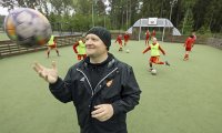 Ulvilassa asuu rumpali, joka ei yleisön reaktioita katsele – silloin, kun valmentaa jalkapallojoukkuetta.