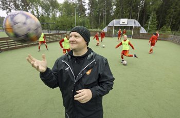 Ulvilassa asuu rumpali, joka ei yleisön reaktioita katsele – silloin, kun valmentaa jalkapallojoukkuetta.