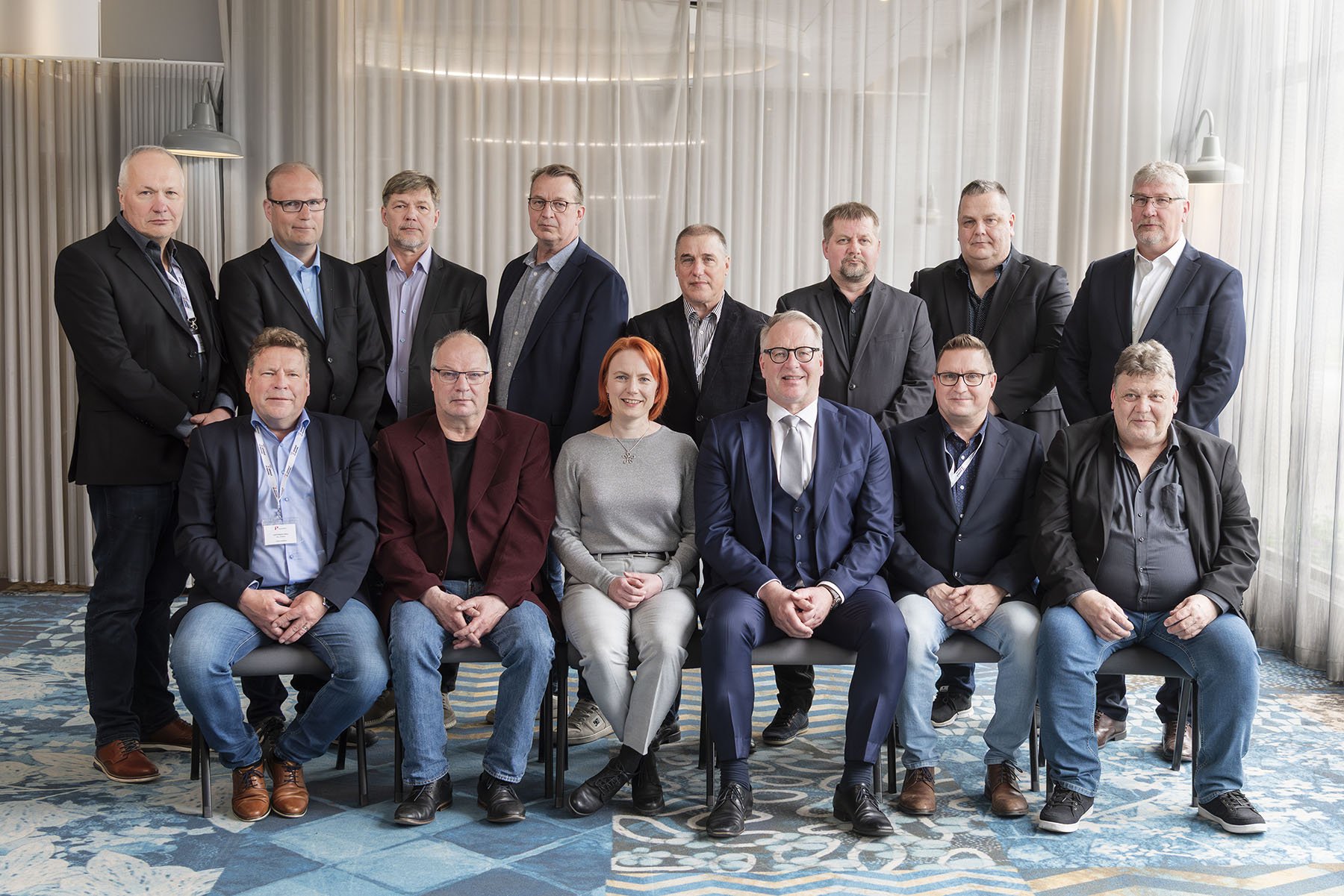 Oikeus arvokkaaseen työhön ei ole itsestäänselvyys. Puheenjohtaja Petri Vanhala puhui avajaisissa ay-liikkeen merkityksestä työelämän asiantuntijana.
Hallitus. Ylärivi: Timo Hietanen, os. 11 Jämsänkoski, Tommi Bragge, os. 19 Kuusankoski, Arto Hulkko, os. 21 Kaukopää, Juha Kenttä, os. 33 Kemi, Pentti Suni, os. 88 Uimaharju, Timo Aspinmaa, os. 5 Mänttä, Pasi Manninen, os. 52 Pietarsaari, Jorma Paajanen, os. 77 Äänekoski. Alarivi: Mika Lehtonen, os. 2 Nokia, Kari Rikkilä, os. 44 Lauritsala, Miia Bitter, os. 7 Kauttua, puheenjohtaja Petri Vanhala, Olli-Pekka Kaikkonen, os. 43 Oulu, Jari Punakivi, os. 15 Inkeroinen. Paperiliiton hallitukseen kuuluvat liiton puheenjohtaja sekä 13 jäsentä, 14 henkilökohtaista varajäsentä ja 14 yleisvarajäsentä. 
Liittovaltuusto. Takarivissä: Marko Luoto, os. 52 Pietarsaari, Sauli Tiala, os. 52 Pietarsaari, Johannes Talja, os.17 Kotka, Antti Gren, os. 44 Lauritsala, Ilkka Mattila, os. 81 Heinola, Kari Blom, os. 11 Jämsänkoski, Mikko Oinas, os. 33 Kemi, Marko Koivuranta, os. 70 Valkeakoski, Jouni Katavisto, os. 8 Rauma, Vesa Järvinen, os. 75 Lempäälä, Kari Manninen, os. 13 Äänekoski, Jari Teppana, os. 23 Joutseno, Janne Vikström, os. 32 Pyhtää, Tommi Ropa, os. 73 Karhula, Marko Tirronen, os. 55 Kuopio, Ari-Pekka Hämäläinen, os. 21 Kaukopää. Keskimmäisenä: Jani Kokkonen, os. 25 Simpele, Jani Markio, os. 54 Tervakoski, Marko Lehtonen, os. 66 Hämeenlinna, Seppo Reponen, os. 86 Lahti, Sami Niskanen, Kemi 33 (yleisvarajäsen), Harri Lindholm, os. 87 Kirkniemi, Tero Tolvanen, os. 30 Pankakoski. Eturivissä: Mika Lahtinen, os. 50 Tampere, Sari Saarinen, os. 13 Äänekoski, varapuheenjohtaja Ville Nevala, os. 38 Kyröskoski, puheenjohtaja Jouko Aitonurmi, os. 42 Rauma, Mari Kaikkonen, os. 43 Oulu, Niko Saarinen, os. 85 Kuusan-Voikkaa, Juha Veittikoski, os. 22 Tainionkoski. Kuvasta puuttuu Reino Sahakangas, os. 3 Kaskinen. Puheenjohtajan ja varapuheenjohtajan lisäksi valtuustossa on 28 varsinaista jäsentä, henkilökohtaiset varajäsenet sekä 13 yleisvarajäsentä.
Tiina Ovaska Kaukopään osastosta 21 ja Jukka Virta Kauttuan osastosta 7 jäivät pois liittovaltuustosta. Virta on jäämässä kesällä eläkkeelle lähes 50 vuotta kestäneen työuran jälkeen.
Oulu 43:sta liitto­kokoukseen osallistuivat Esa-Pekka Rytilahti, Olli-Pekka Kaikkonen, Marko Virtanen, Mari Kaikkonen, Risto Hakala, Mikko Alamommo ja Laura Mäkelä. 
Mika Lahtinen Tampereen osastosta 50 piti liiton vahvuutena tinkimätöntä työtä edunvalvonnan puolella.