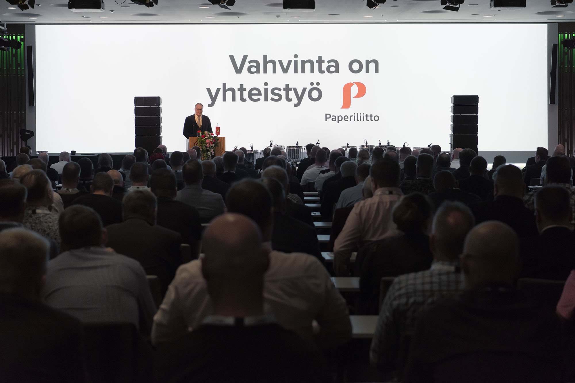 Oikeus arvokkaaseen työhön ei ole itsestäänselvyys. Puheenjohtaja Petri Vanhala puhui avajaisissa ay-liikkeen merkityksestä työelämän asiantuntijana.
Hallitus. Ylärivi: Timo Hietanen, os. 11 Jämsänkoski, Tommi Bragge, os. 19 Kuusankoski, Arto Hulkko, os. 21 Kaukopää, Juha Kenttä, os. 33 Kemi, Pentti Suni, os. 88 Uimaharju, Timo Aspinmaa, os. 5 Mänttä, Pasi Manninen, os. 52 Pietarsaari, Jorma Paajanen, os. 77 Äänekoski. Alarivi: Mika Lehtonen, os. 2 Nokia, Kari Rikkilä, os. 44 Lauritsala, Miia Bitter, os. 7 Kauttua, puheenjohtaja Petri Vanhala, Olli-Pekka Kaikkonen, os. 43 Oulu, Jari Punakivi, os. 15 Inkeroinen. Paperiliiton hallitukseen kuuluvat liiton puheenjohtaja sekä 13 jäsentä, 14 henkilökohtaista varajäsentä ja 14 yleisvarajäsentä. 
Liittovaltuusto. Takarivissä: Marko Luoto, os. 52 Pietarsaari, Sauli Tiala, os. 52 Pietarsaari, Johannes Talja, os.17 Kotka, Antti Gren, os. 44 Lauritsala, Ilkka Mattila, os. 81 Heinola, Kari Blom, os. 11 Jämsänkoski, Mikko Oinas, os. 33 Kemi, Marko Koivuranta, os. 70 Valkeakoski, Jouni Katavisto, os. 8 Rauma, Vesa Järvinen, os. 75 Lempäälä, Kari Manninen, os. 13 Äänekoski, Jari Teppana, os. 23 Joutseno, Janne Vikström, os. 32 Pyhtää, Tommi Ropa, os. 73 Karhula, Marko Tirronen, os. 55 Kuopio, Ari-Pekka Hämäläinen, os. 21 Kaukopää. Keskimmäisenä: Jani Kokkonen, os. 25 Simpele, Jani Markio, os. 54 Tervakoski, Marko Lehtonen, os. 66 Hämeenlinna, Seppo Reponen, os. 86 Lahti, Sami Niskanen, Kemi 33 (yleisvarajäsen), Harri Lindholm, os. 87 Kirkniemi, Tero Tolvanen, os. 30 Pankakoski. Eturivissä: Mika Lahtinen, os. 50 Tampere, Sari Saarinen, os. 13 Äänekoski, varapuheenjohtaja Ville Nevala, os. 38 Kyröskoski, puheenjohtaja Jouko Aitonurmi, os. 42 Rauma, Mari Kaikkonen, os. 43 Oulu, Niko Saarinen, os. 85 Kuusan-Voikkaa, Juha Veittikoski, os. 22 Tainionkoski. Kuvasta puuttuu Reino Sahakangas, os. 3 Kaskinen. Puheenjohtajan ja varapuheenjohtajan lisäksi valtuustossa on 28 varsinaista jäsentä, henkilökohtaiset varajäsenet sekä 13 yleisvarajäsentä.
Tiina Ovaska Kaukopään osastosta 21 ja Jukka Virta Kauttuan osastosta 7 jäivät pois liittovaltuustosta. Virta on jäämässä kesällä eläkkeelle lähes 50 vuotta kestäneen työuran jälkeen.
Oulu 43:sta liitto­kokoukseen osallistuivat Esa-Pekka Rytilahti, Olli-Pekka Kaikkonen, Marko Virtanen, Mari Kaikkonen, Risto Hakala, Mikko Alamommo ja Laura Mäkelä. 
Mika Lahtinen Tampereen osastosta 50 piti liiton vahvuutena tinkimätöntä työtä edunvalvonnan puolella.